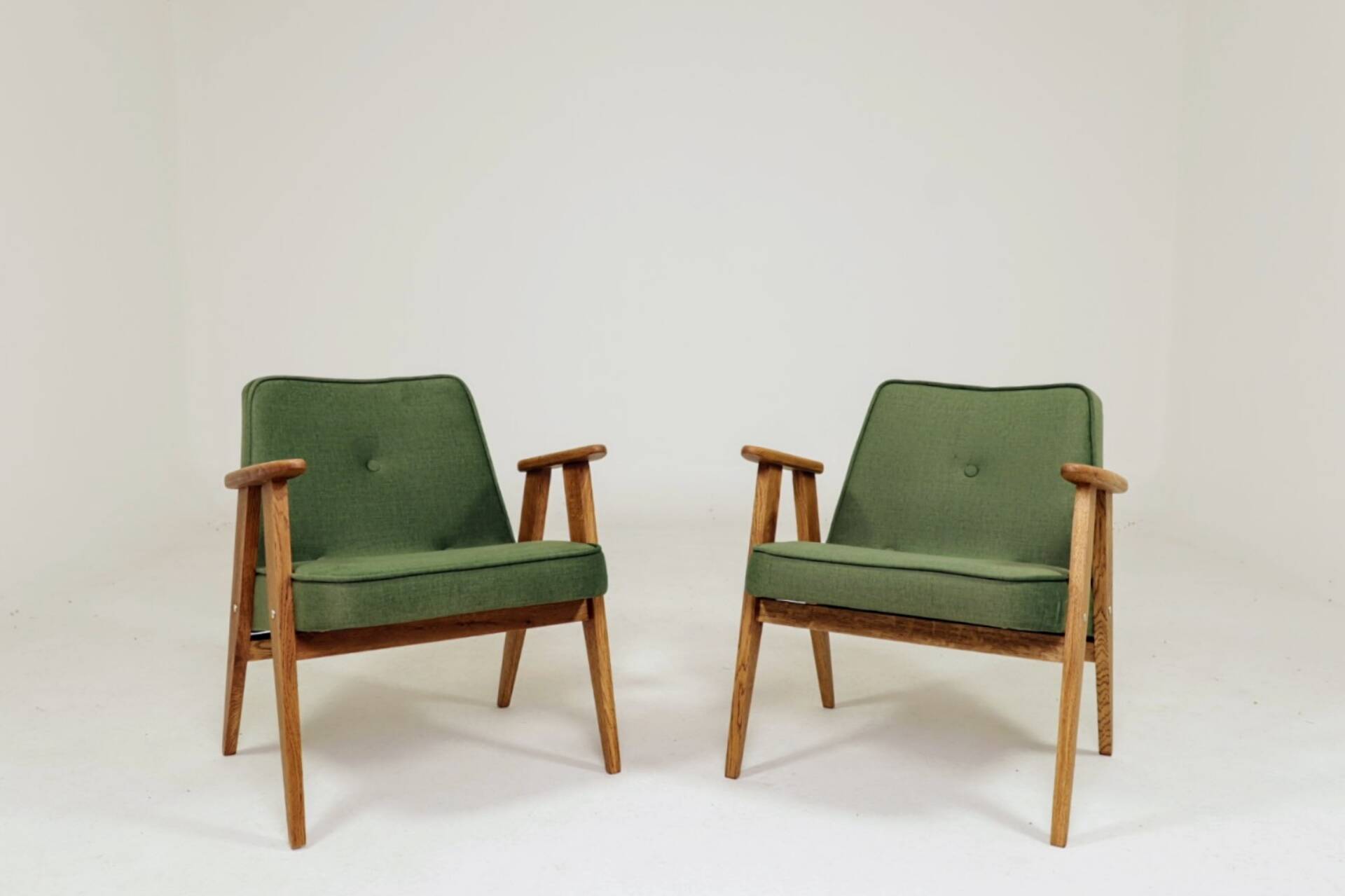 Paire de fauteuils en chêne clair et tissu vert olive