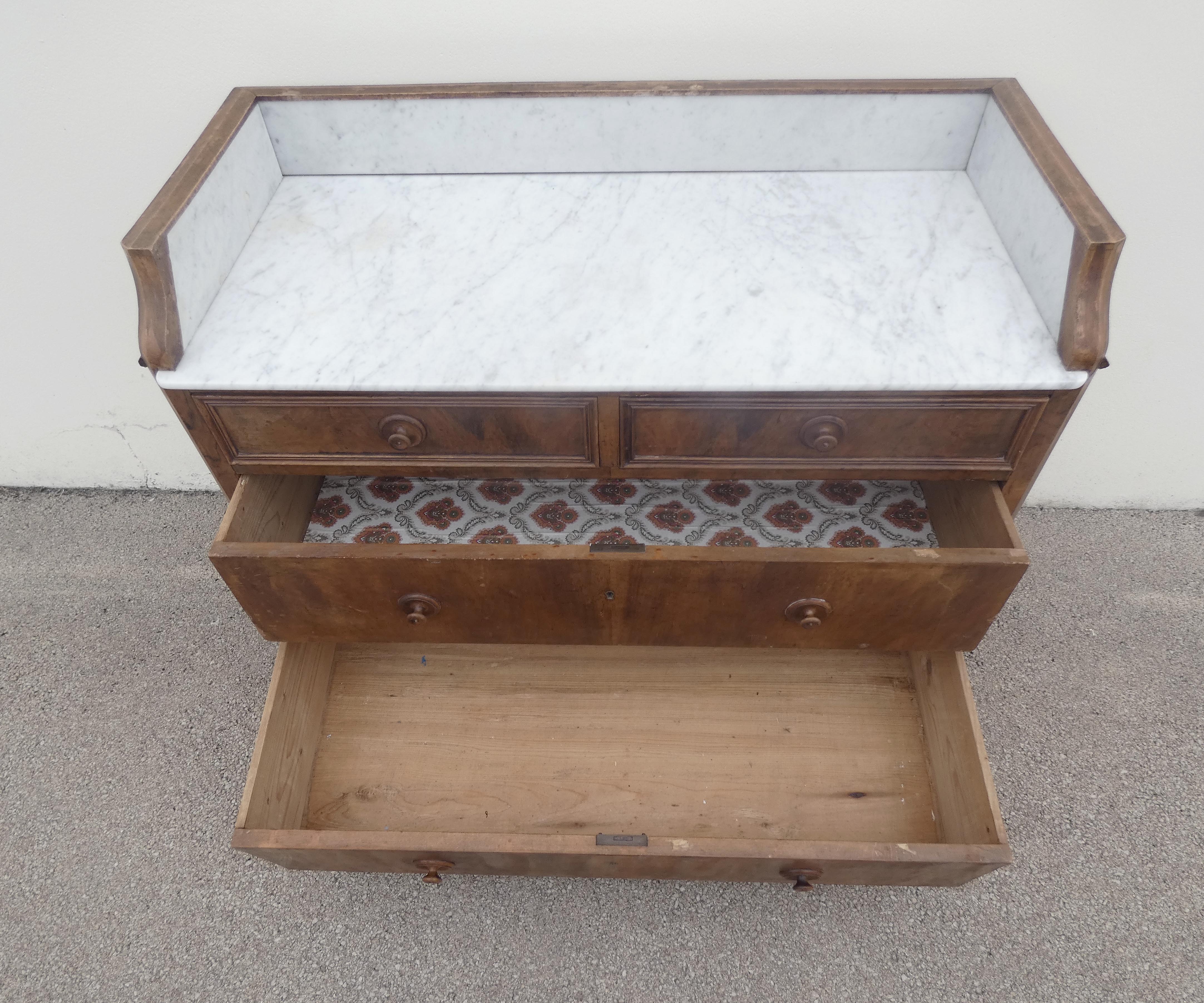 Ancienne commode en bois et marbre
