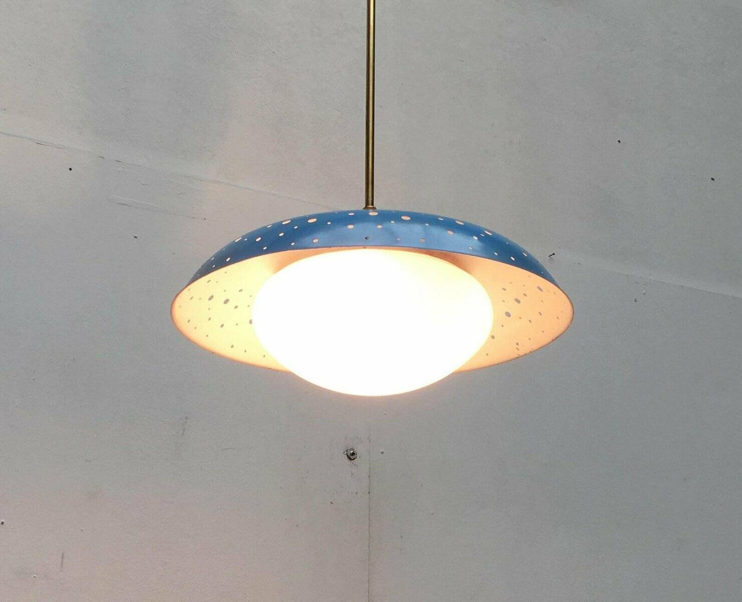 Lampe suspension en métal perforé de style milieu du siècle attribuée à Ernest Igl pour Hillebrand Leuchten, années 1960