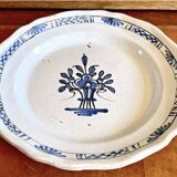 Ancien plat rond creux XVIII cul noir Rouen Forges les eaux