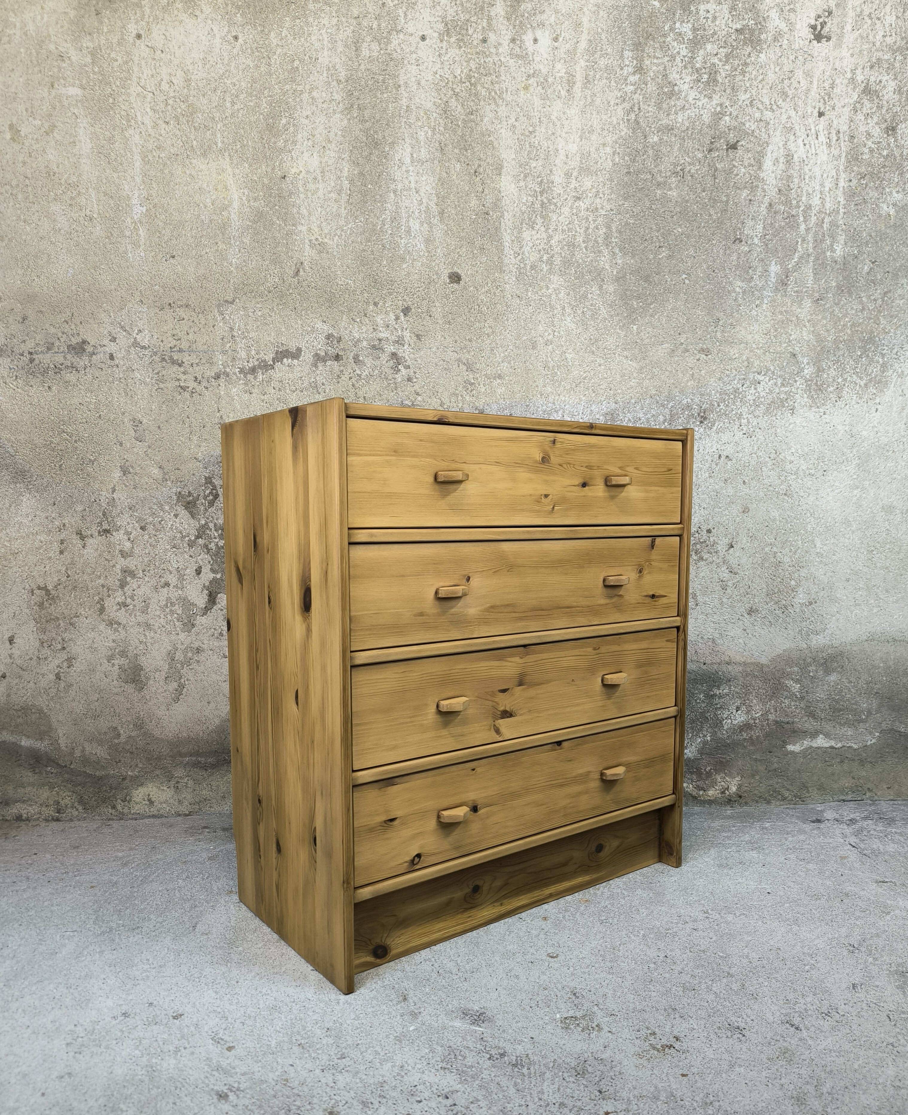 Vintage pine chest of drawers.