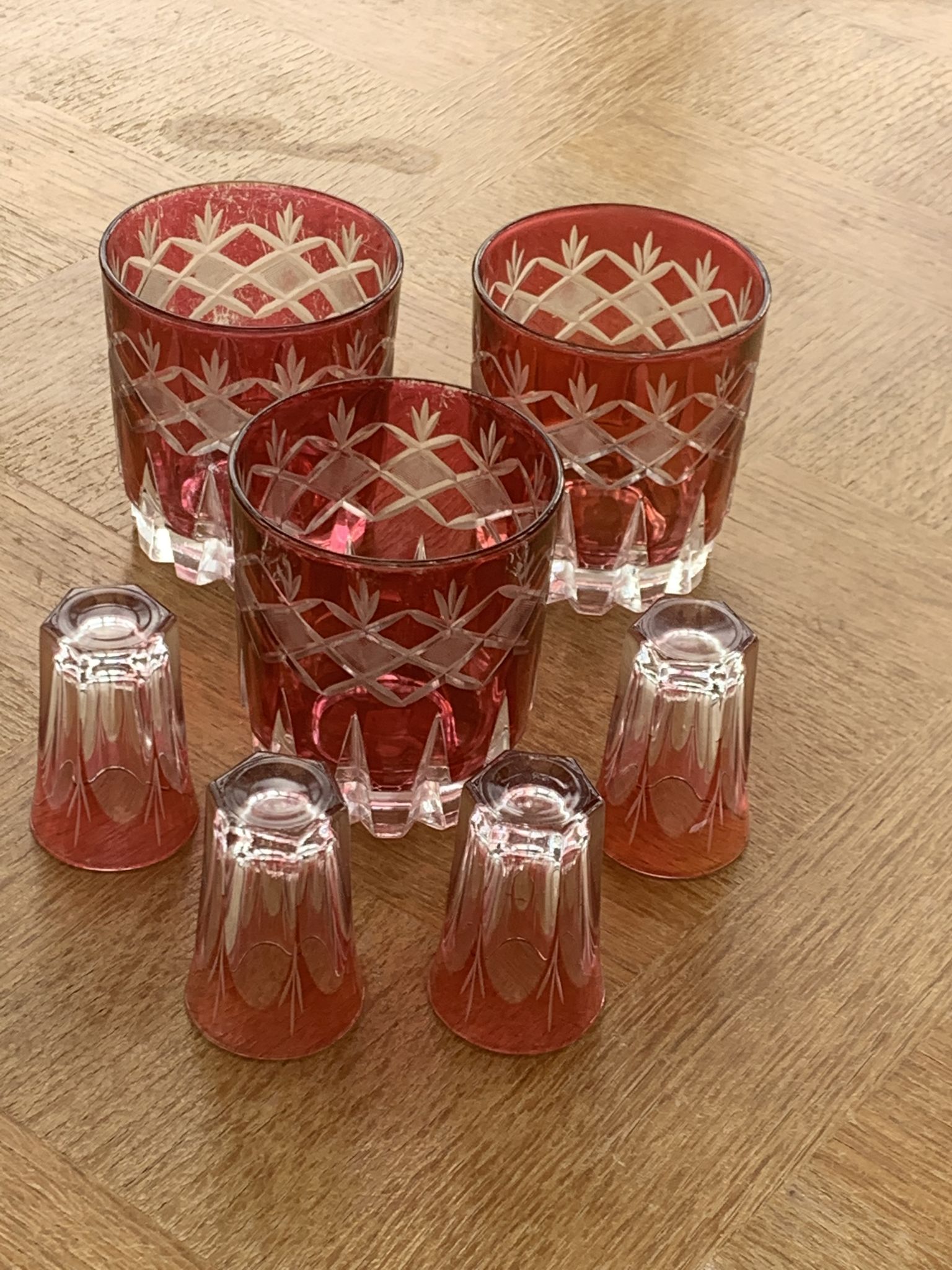 7 verres à apéritif en verre rouge et transparent ciselés vintage