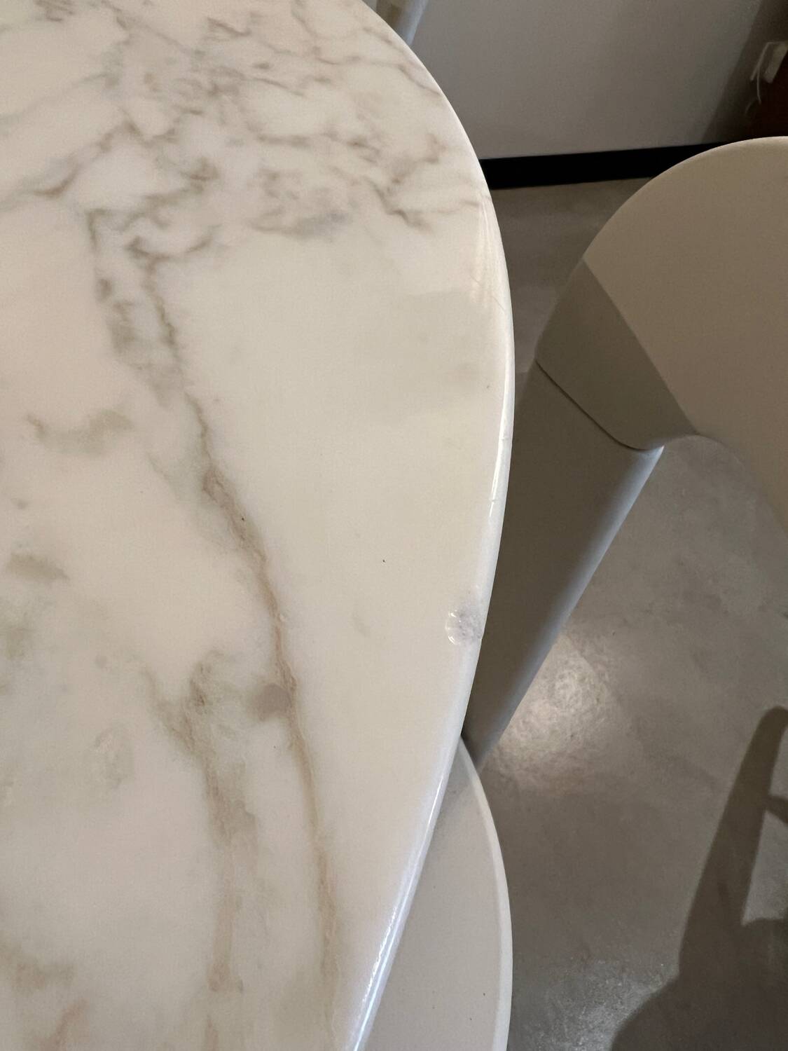 Florence Knoll round table, marble top and tulip base, circa 1960, Eero Saarinen