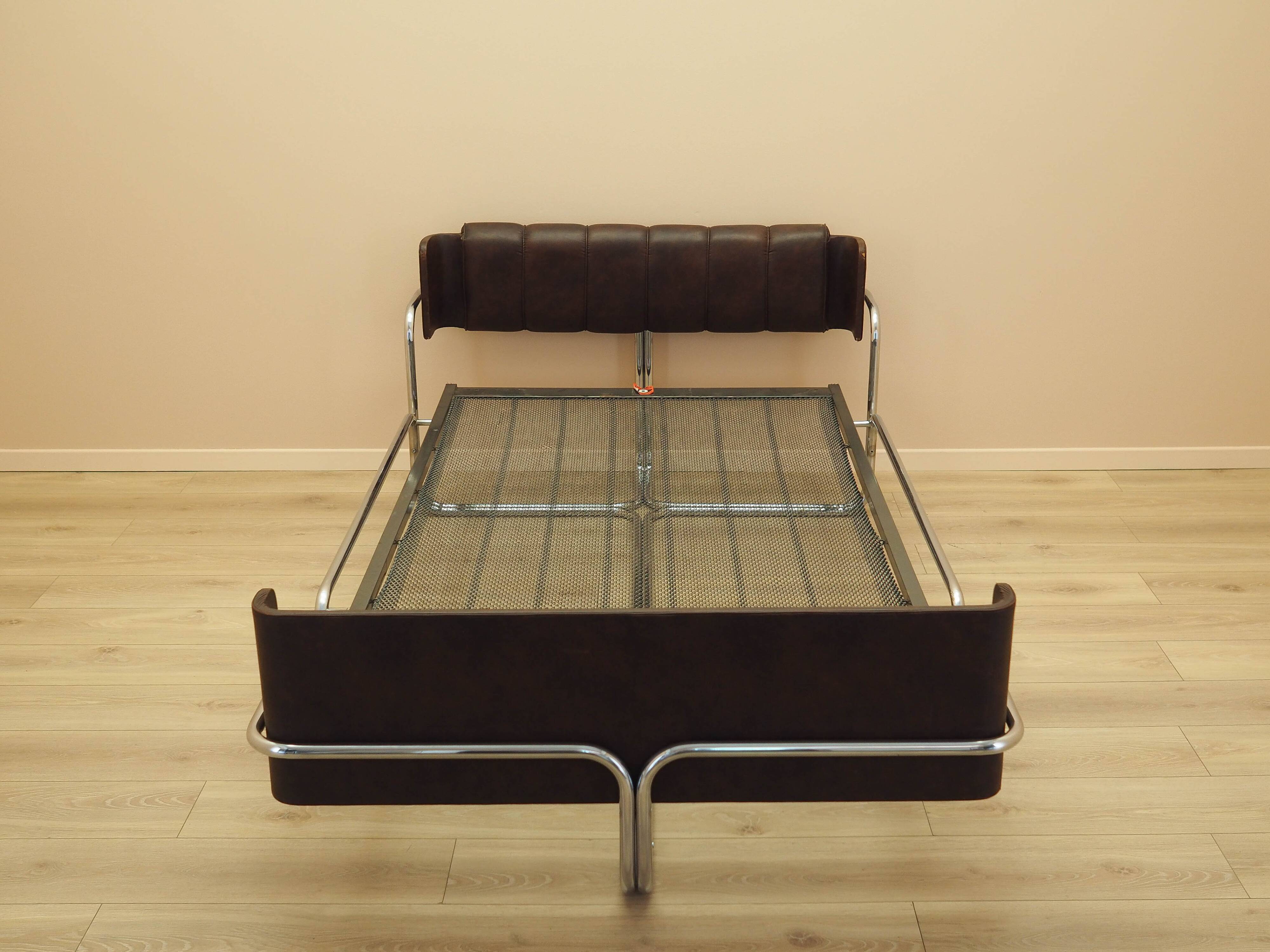 Bedroom bed, Italian design, 1980s, production: Italy