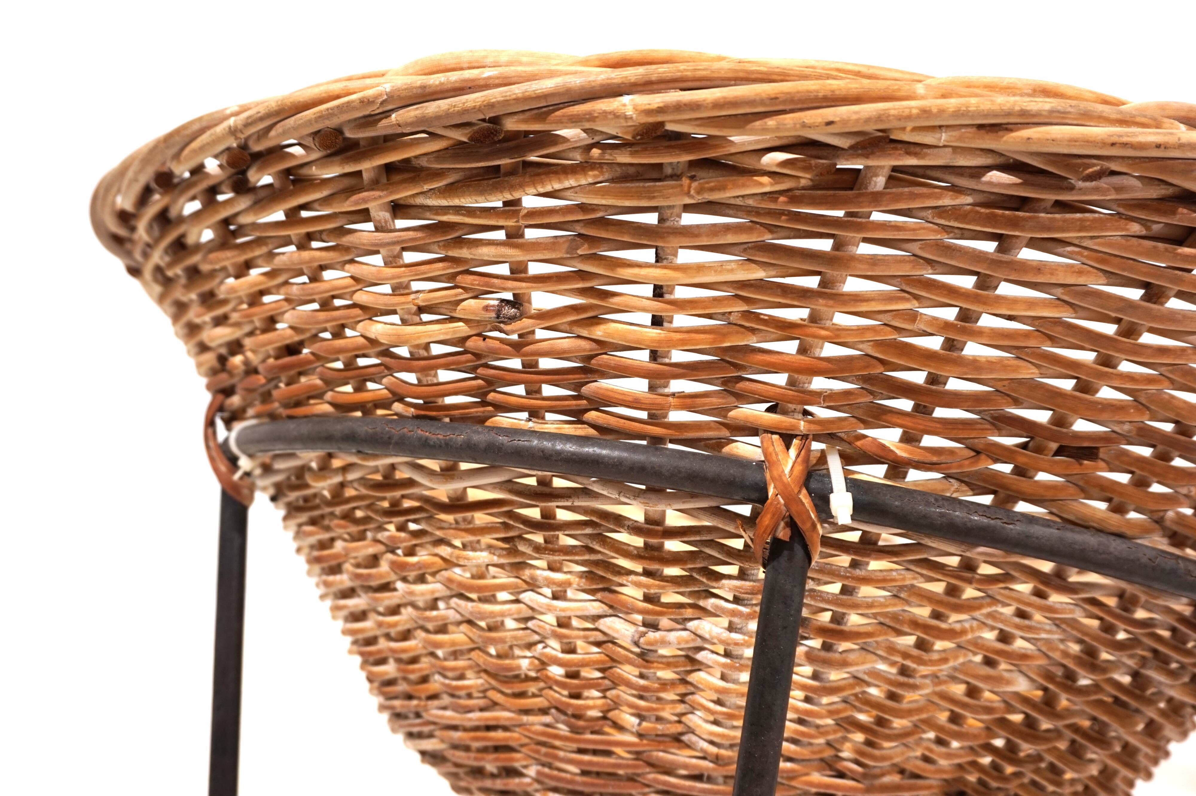 Suite de 4 chaises cosses en rotin années 60