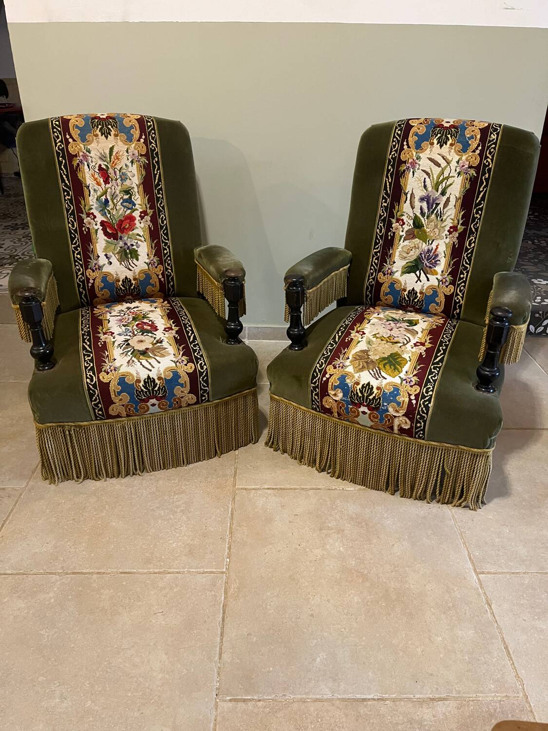 Paire de fauteuils en velours et tapisserie