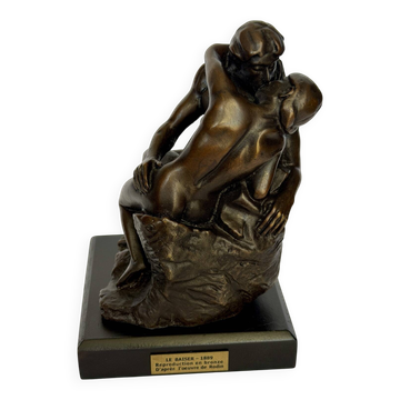 La sculpture en bronze Le Baiser, reproduction de la statue de Rodin, sculpture française