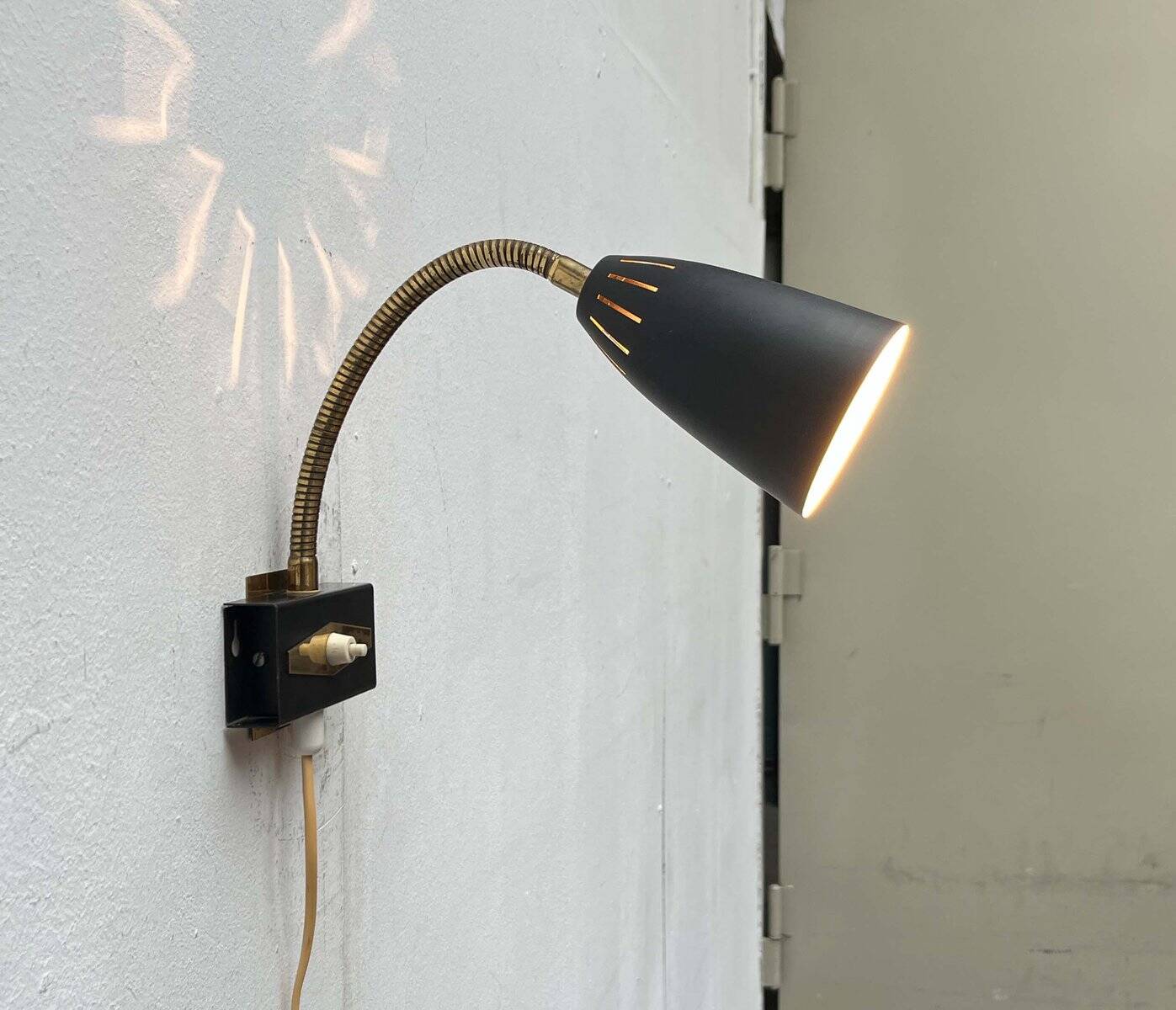 Modern mid-century wall lamp with a swan neck by Aris, Finland, 1950s