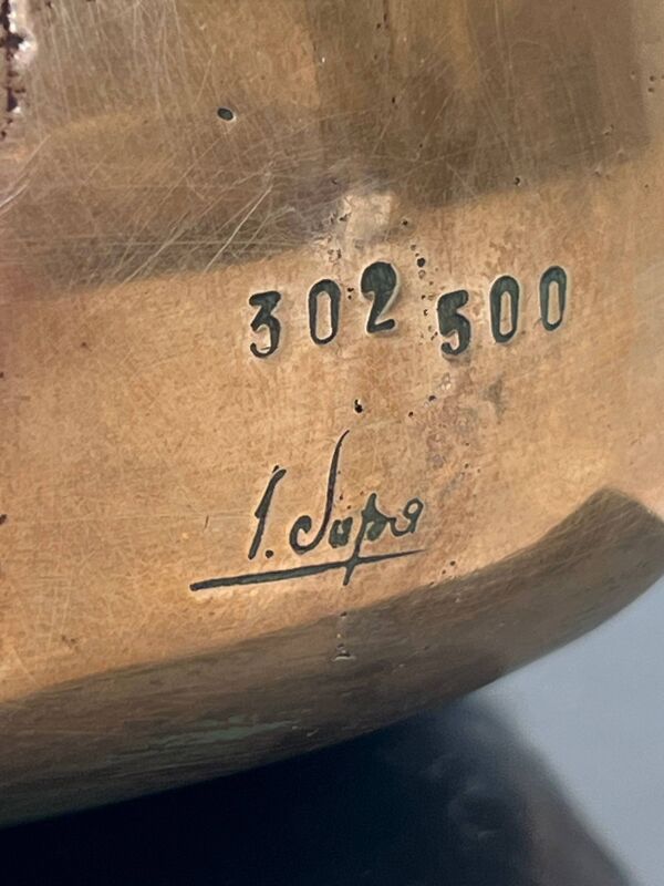 Sculpture en bronze représentant un oiseau stylisé sur socle en marbre noir, signée et numérotée