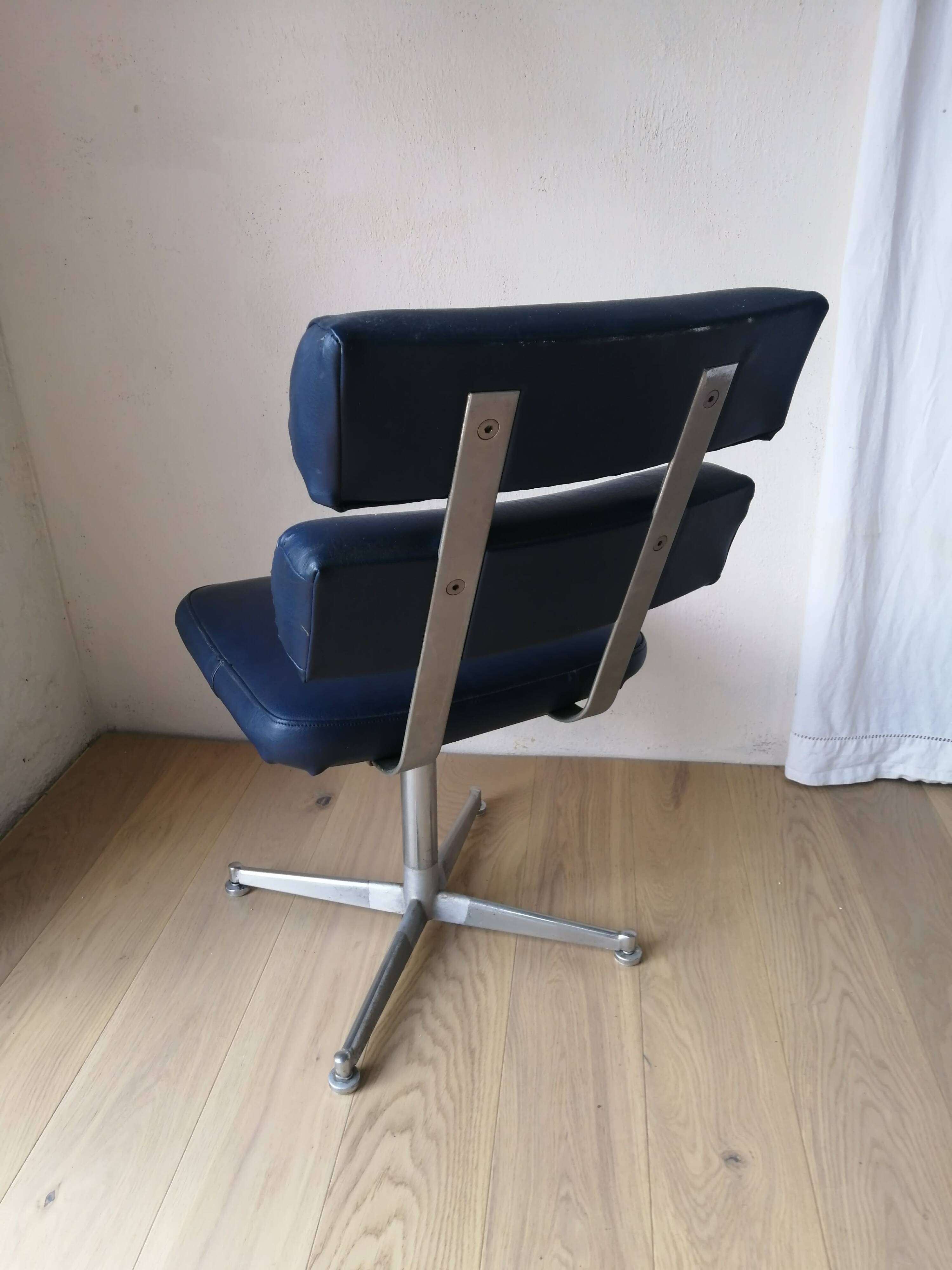 Set of 4 1970s hairdresser chairs in Space Age style.