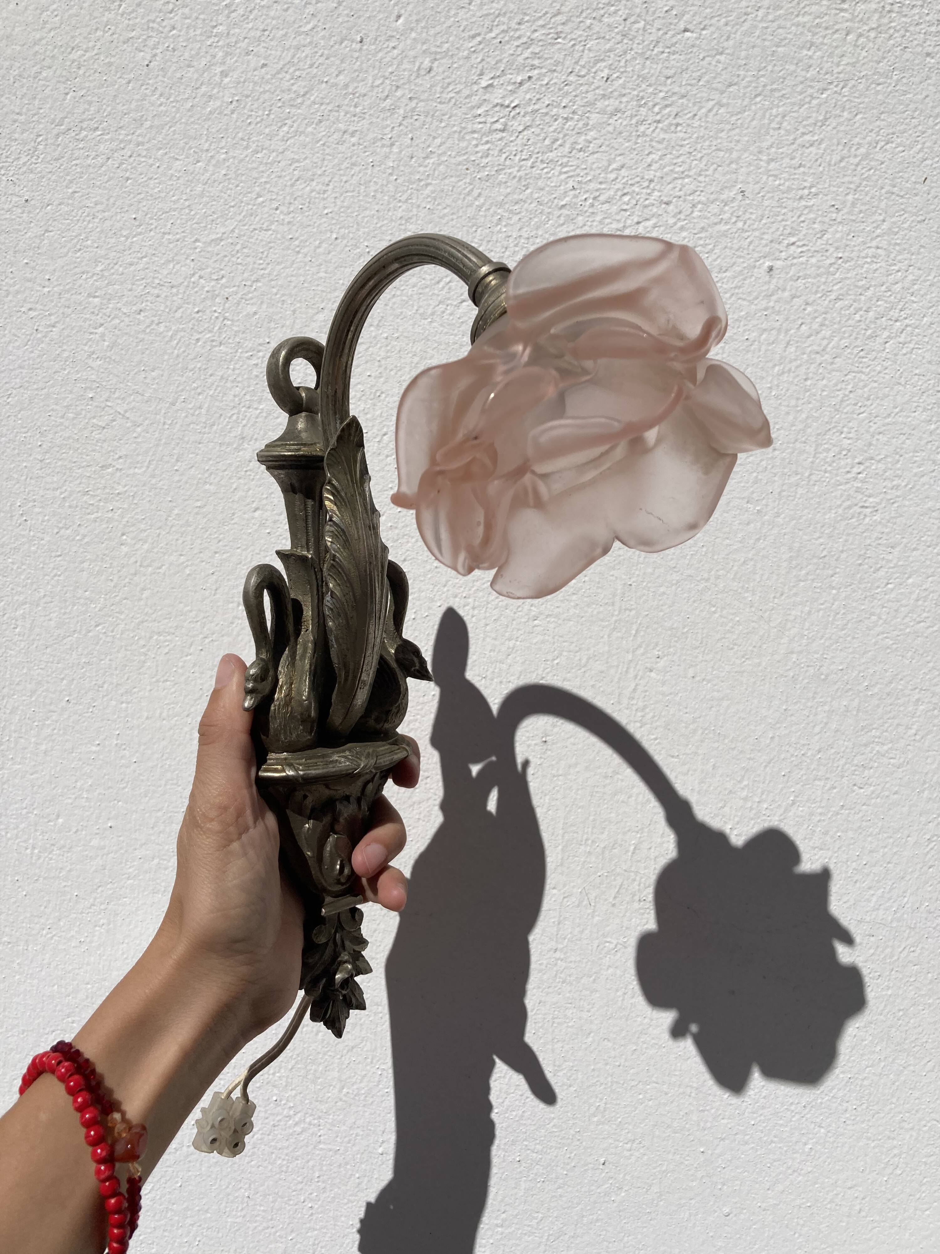 Empire-style Art Deco wall lamp in silver patinated bronze with swan decoration and frosted glass pink
