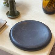 Plateau plat assiette donut en marbre noir poli  sculptural vintage vide po