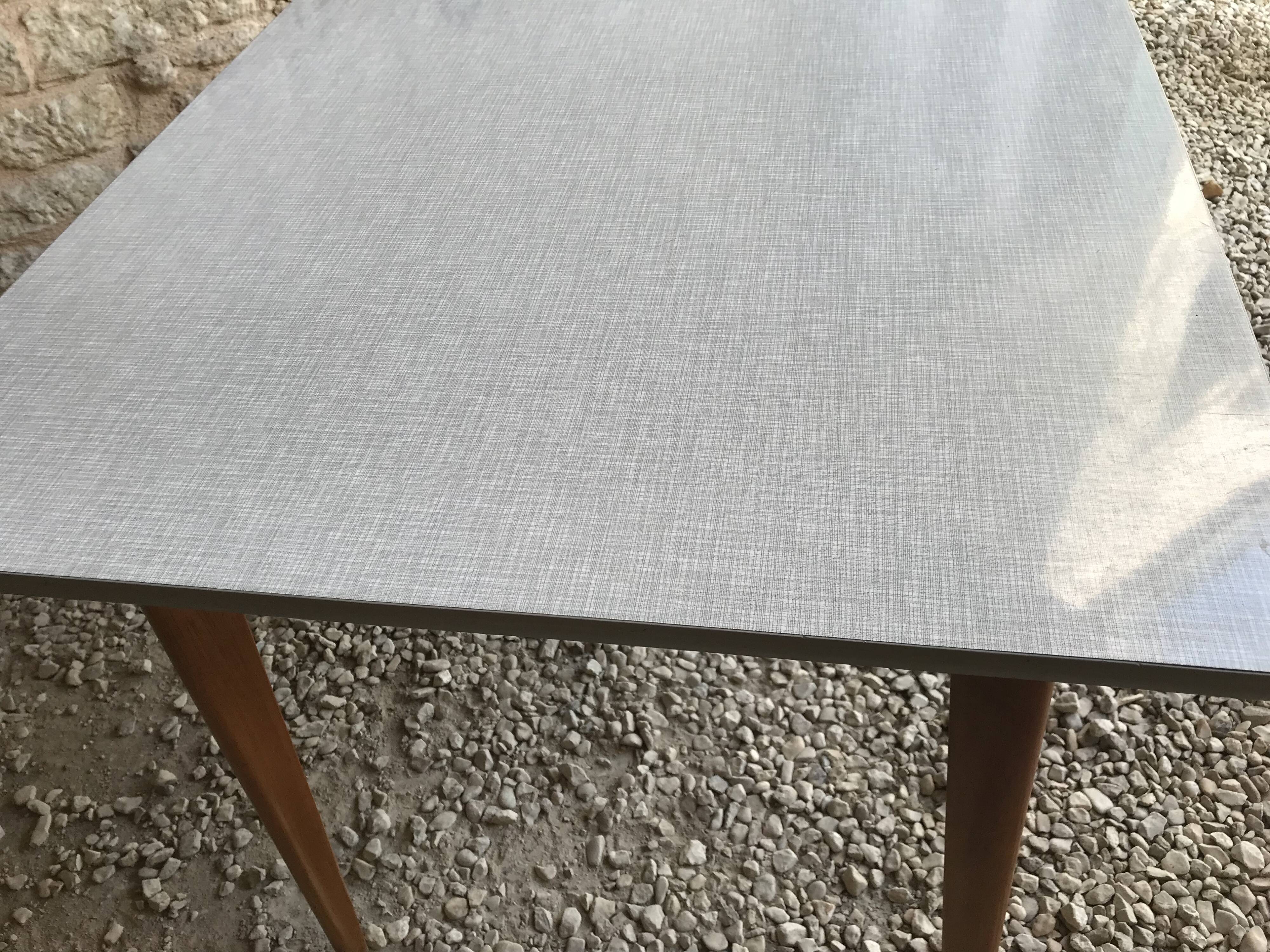 Table de cuisine 1960’s en formica et piétement compas bois