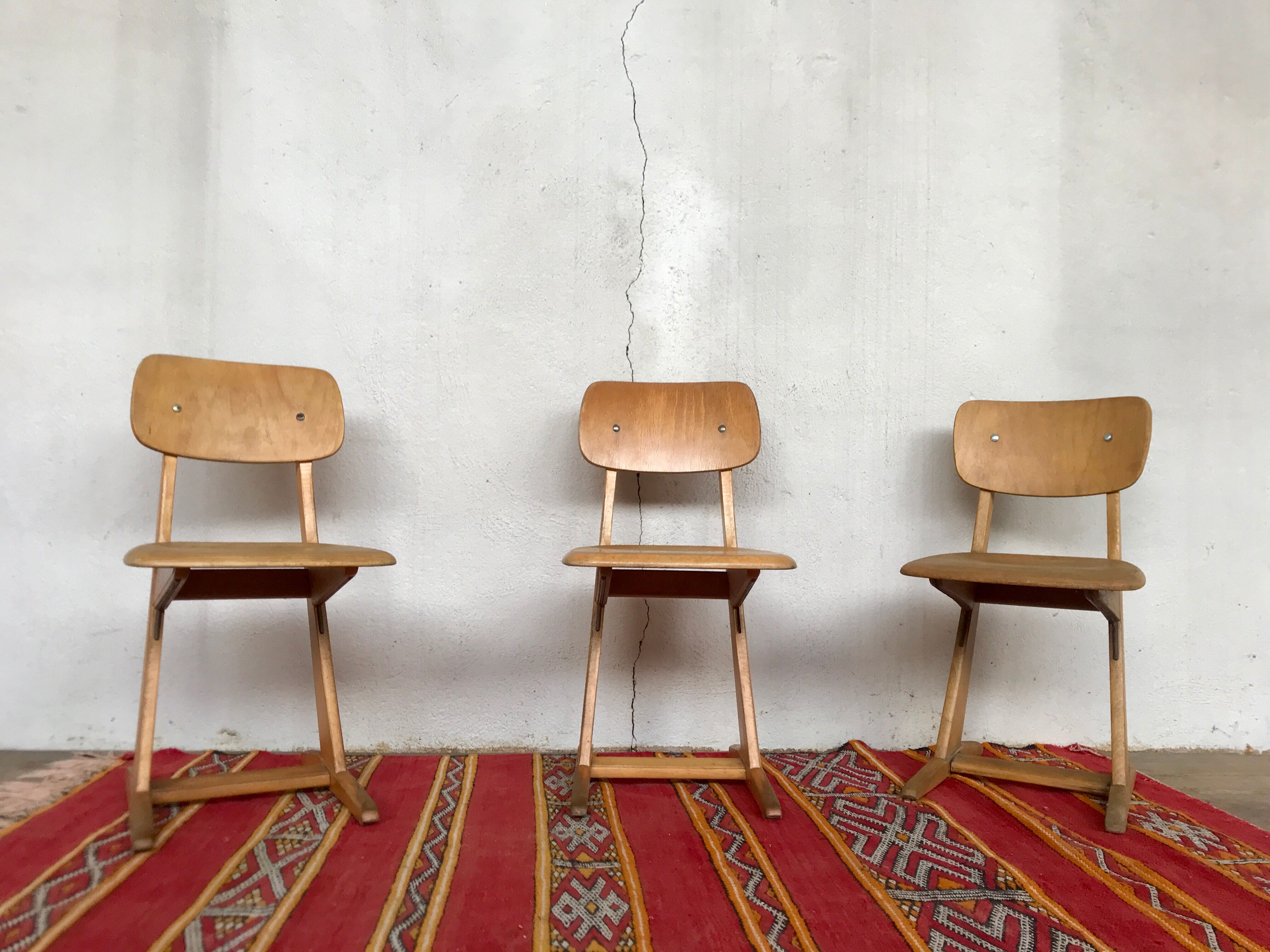 Series of 3 children's chairs casala wineing in light wood