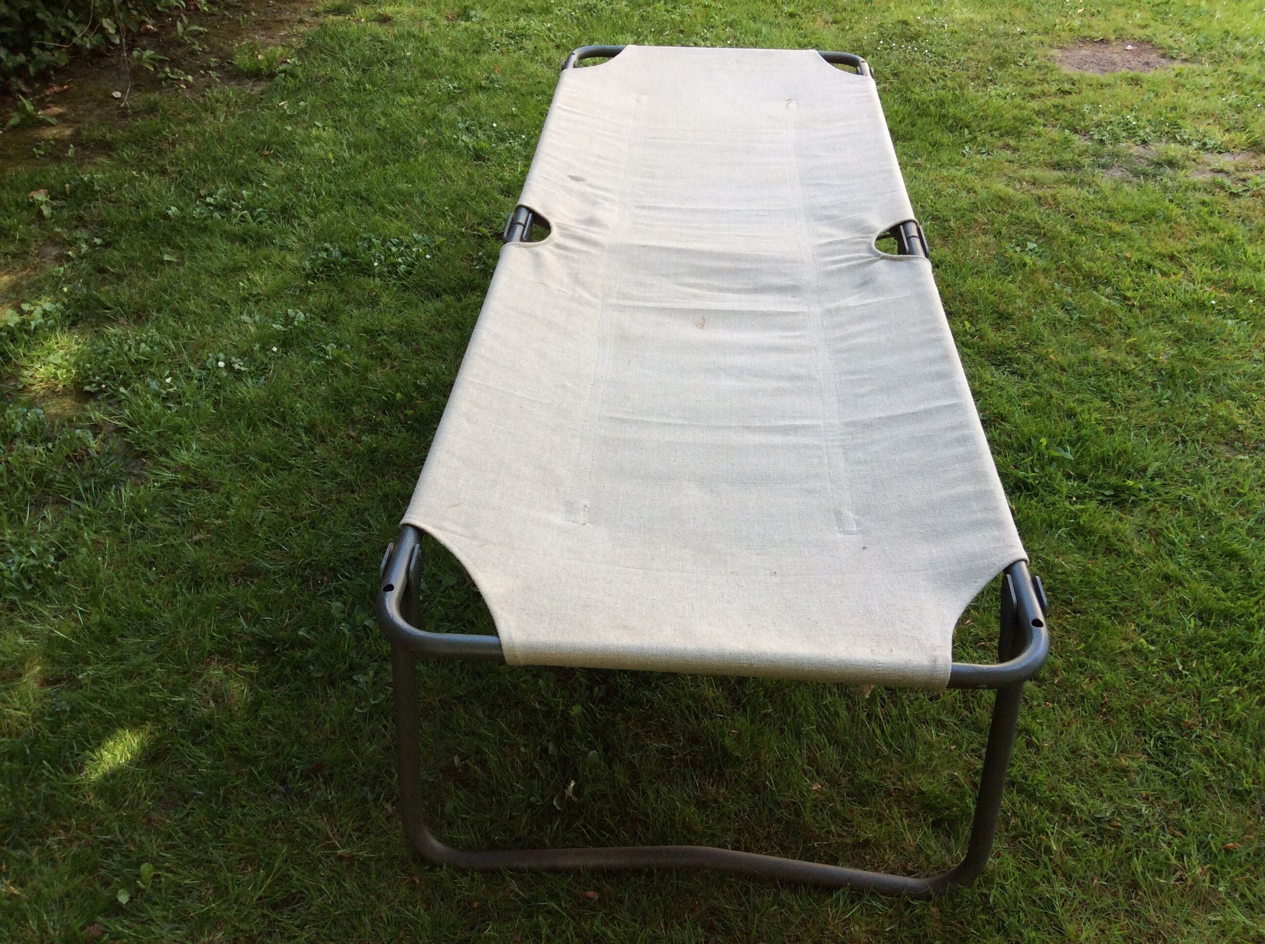 Lit de camp militaire