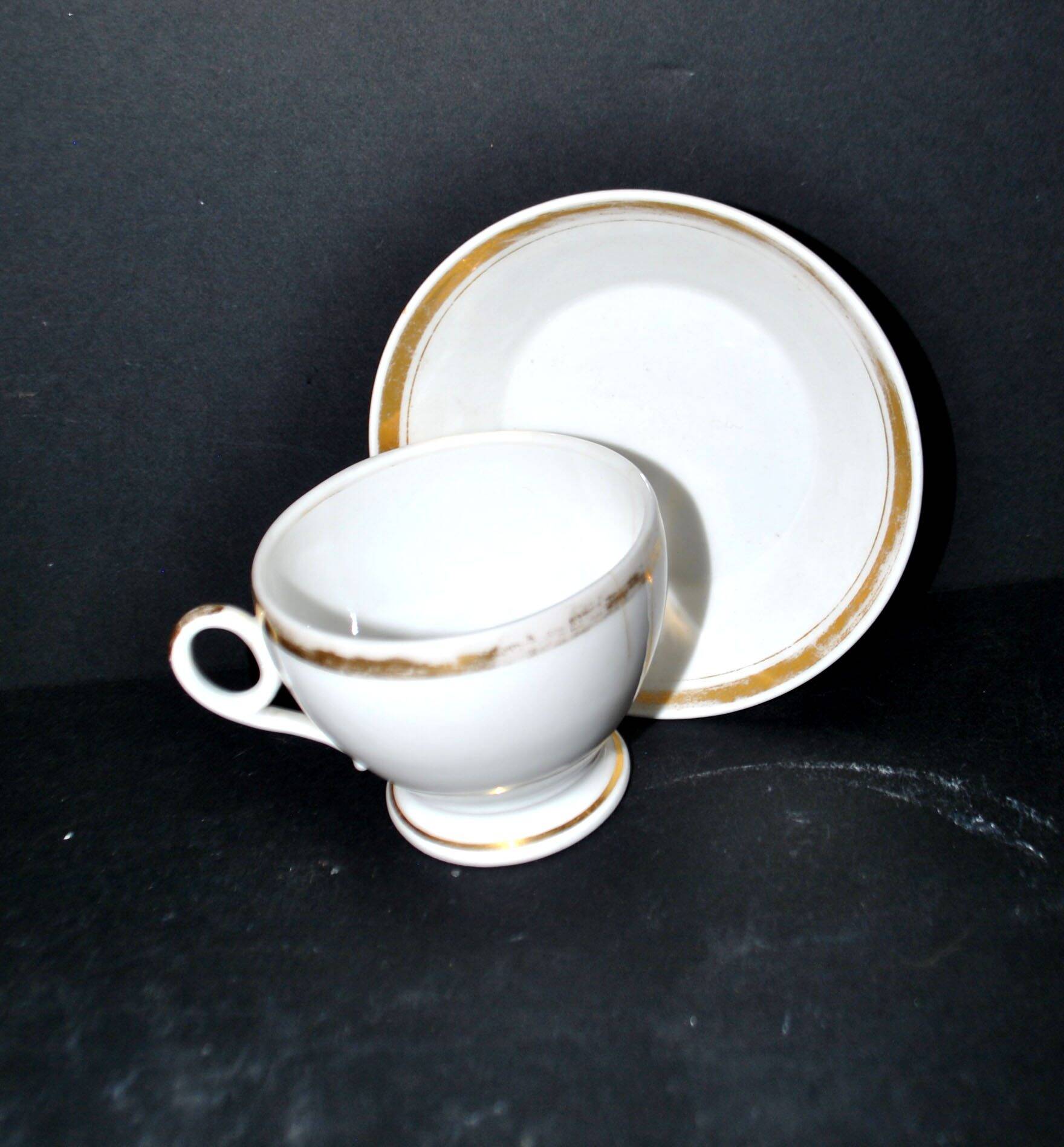 Paris porcelain – Antique round cup in soft porcelain with gold trim.