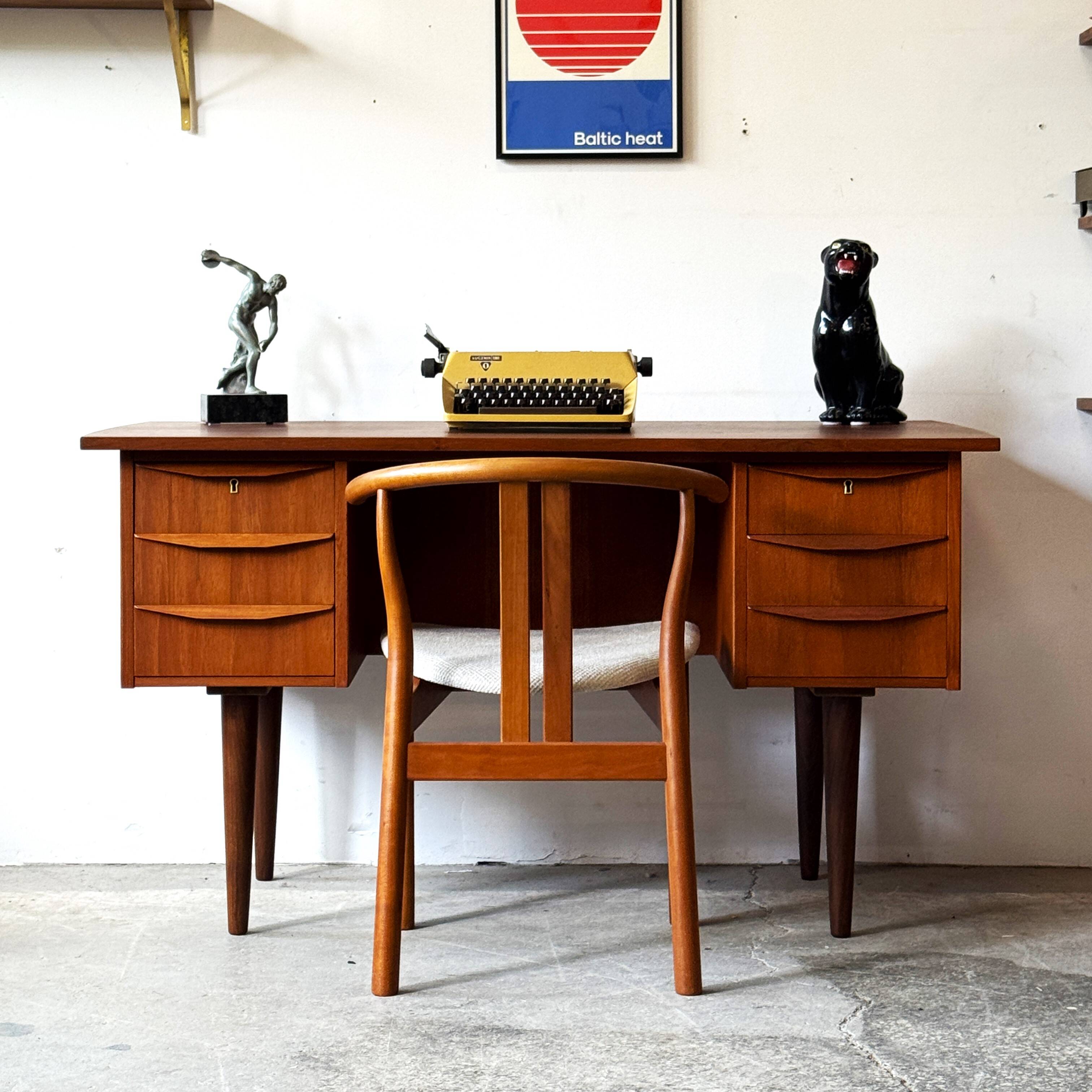 Freestanding teak desk, Denmark 60s/70s, vntg, mid-c modern