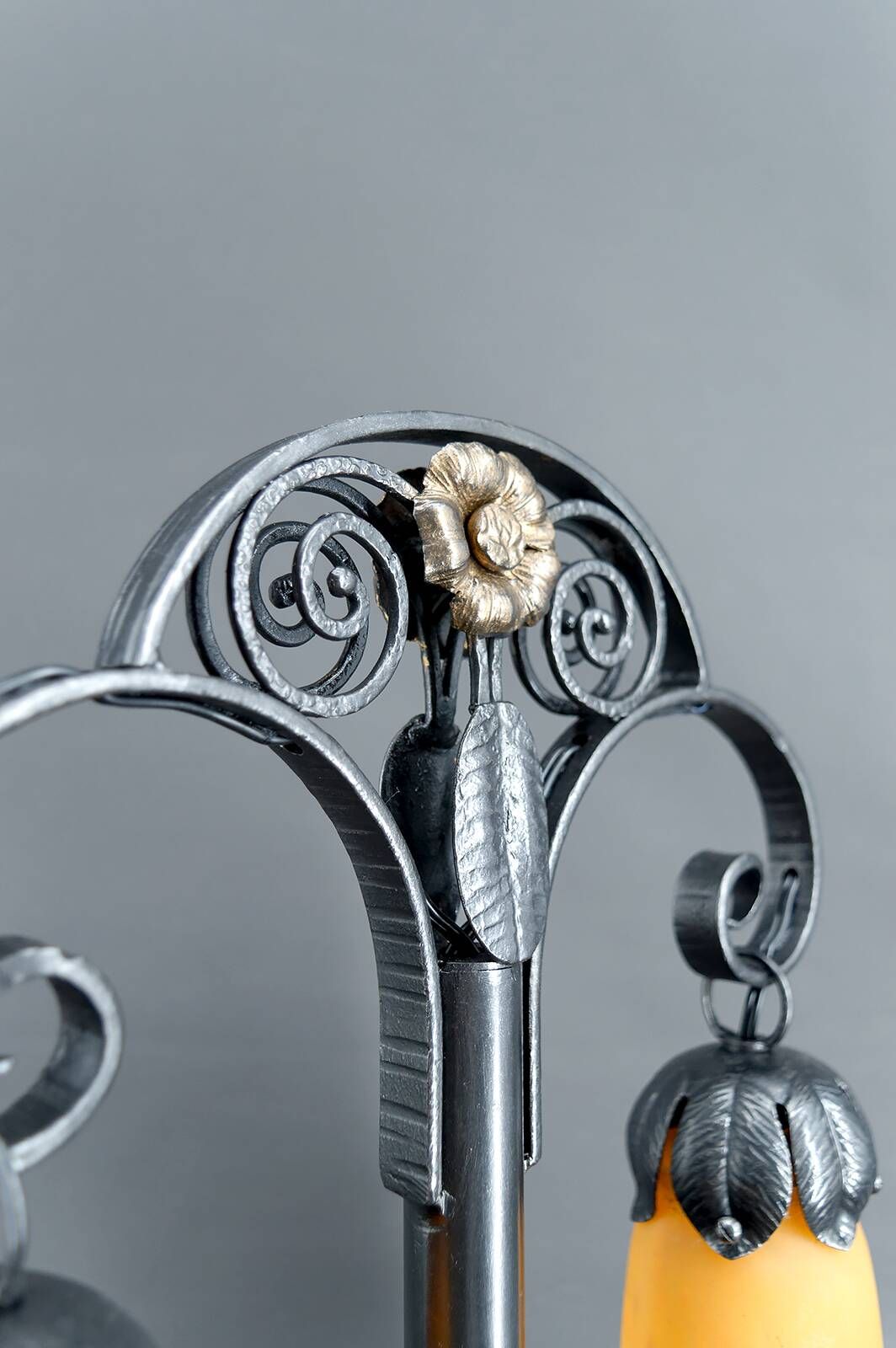 Lampe bicéphale Art Déco, fer forgé à double patine– Muller Frères, c. 1920