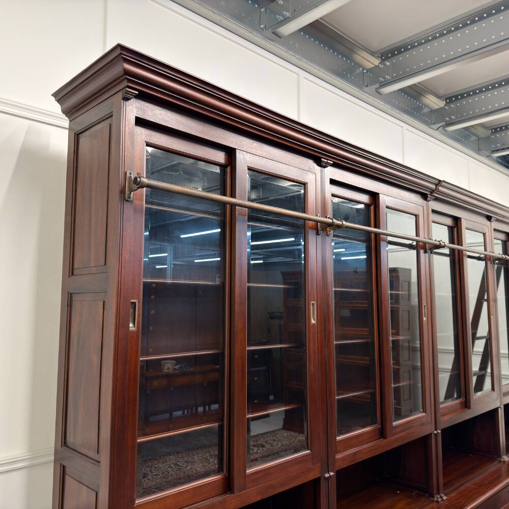 Bibliothèque classique en bois avec vitrine