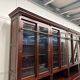 Bibliothèque classique en bois avec vitrine