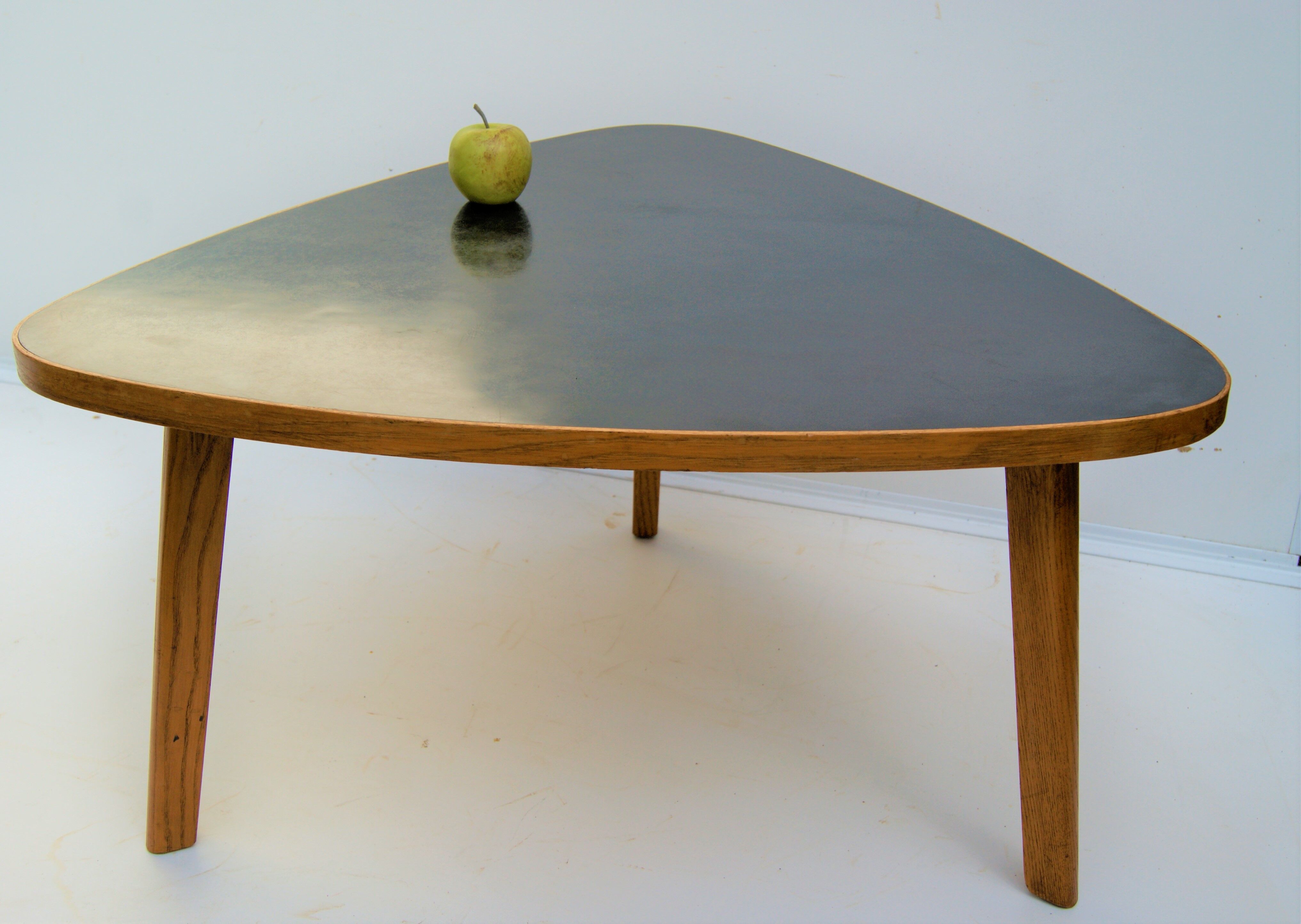 Tripod tripod table. oak, black laminate