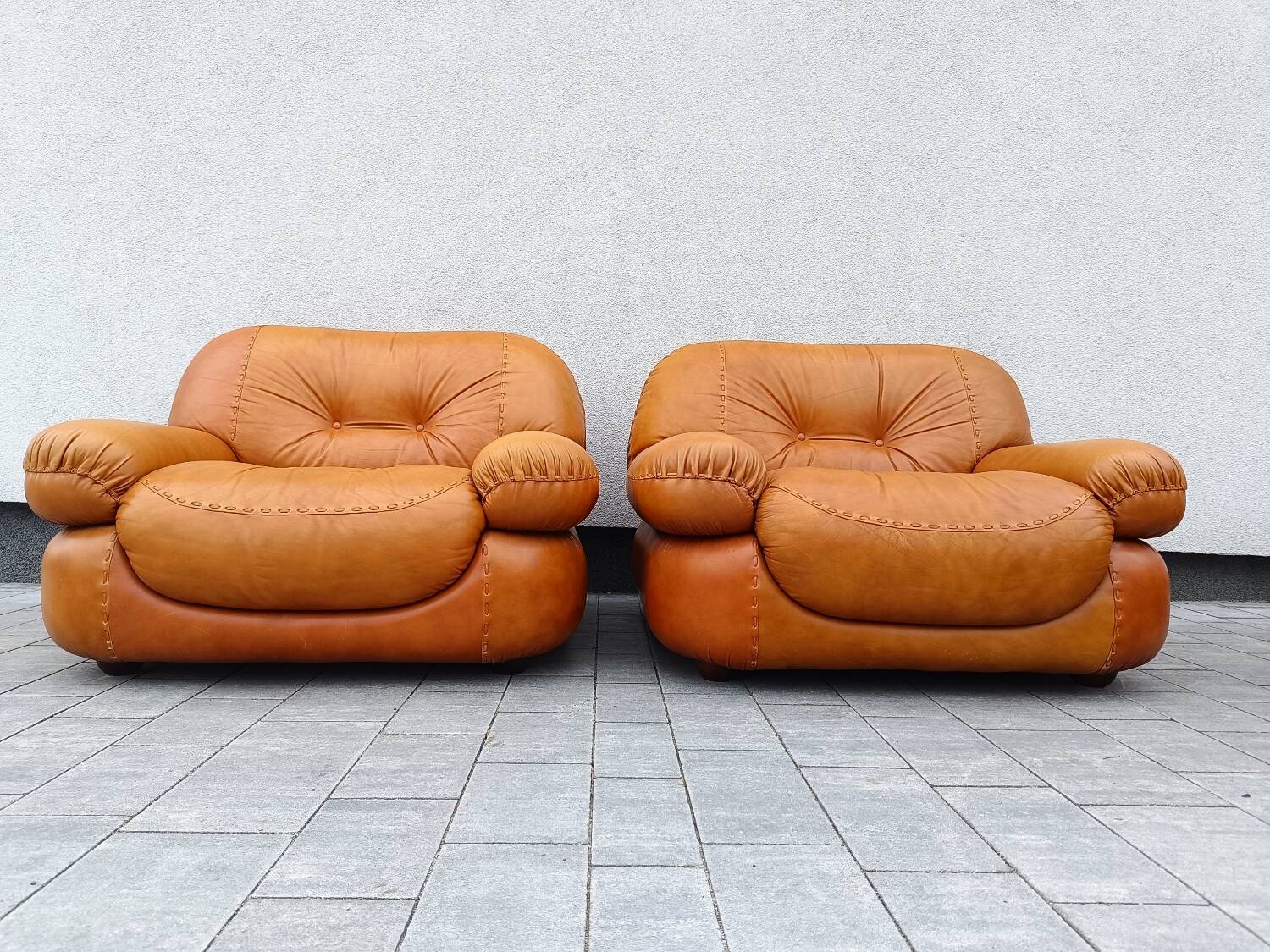 2 cognac leather armchairs Sapporo, Mobil Girgi Italy