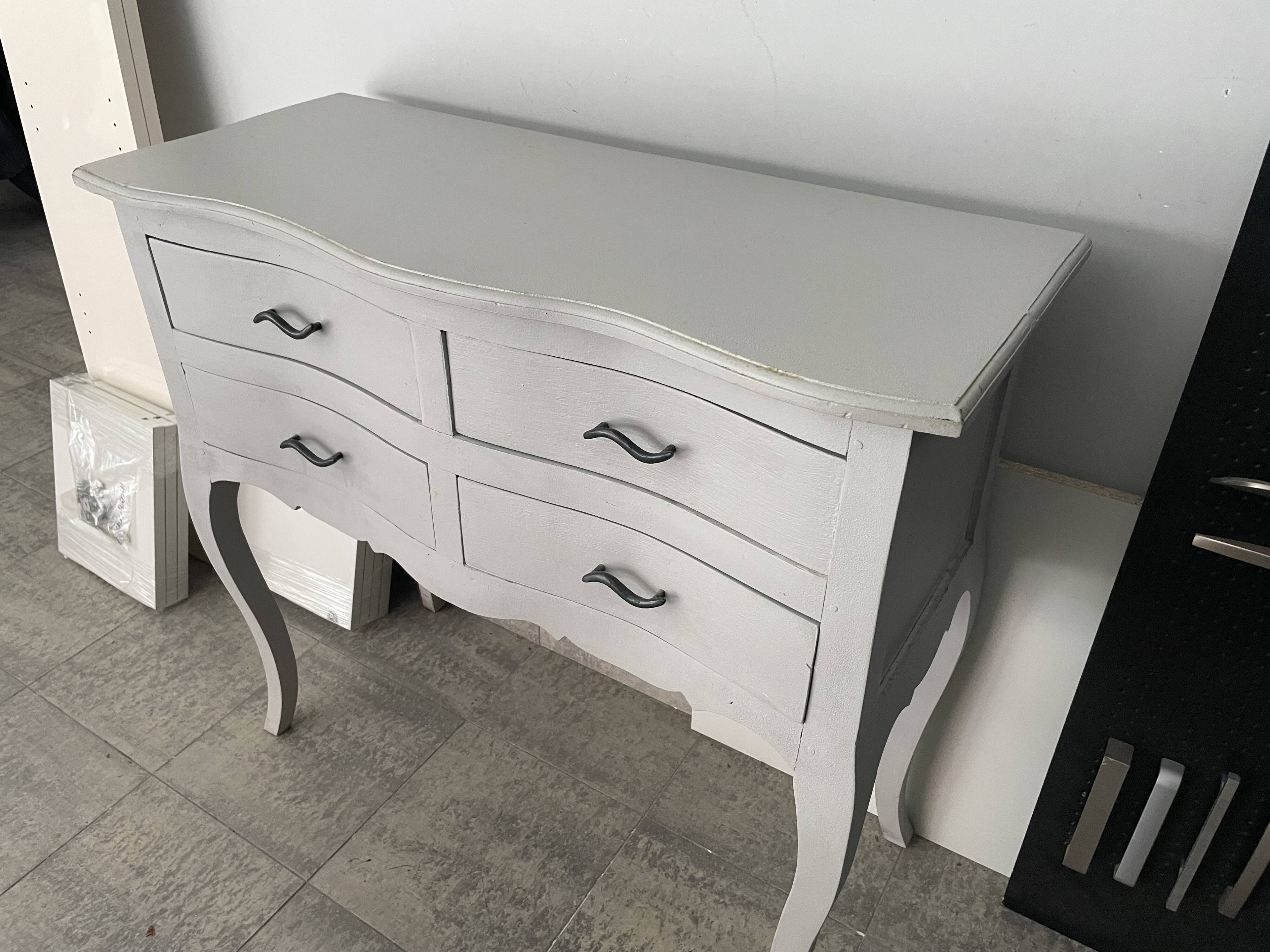 Chest of drawers in wood painted grey