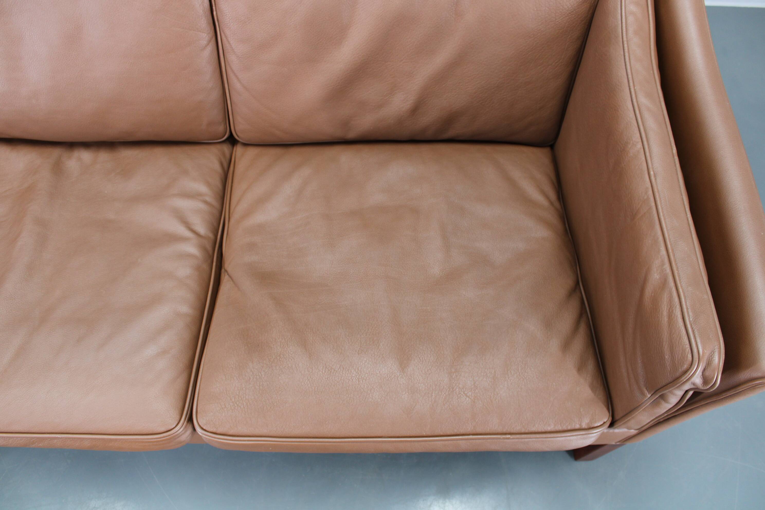 Canapé 3 places danois des années 1970 en cuir marron avec structure en hêtre