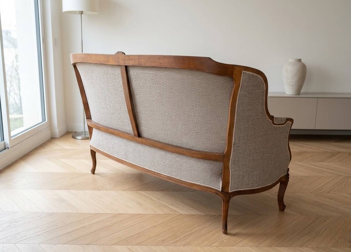 Classic living room set: 2/3-seater sofa in dark wood fabric.