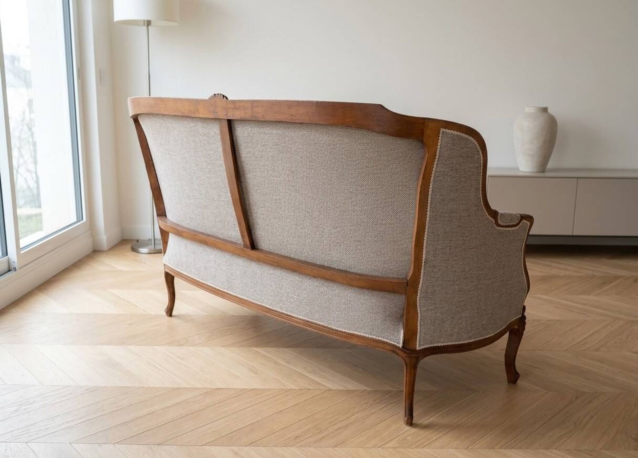 Classic living room set: 2/3-seater sofa in dark wood fabric.
