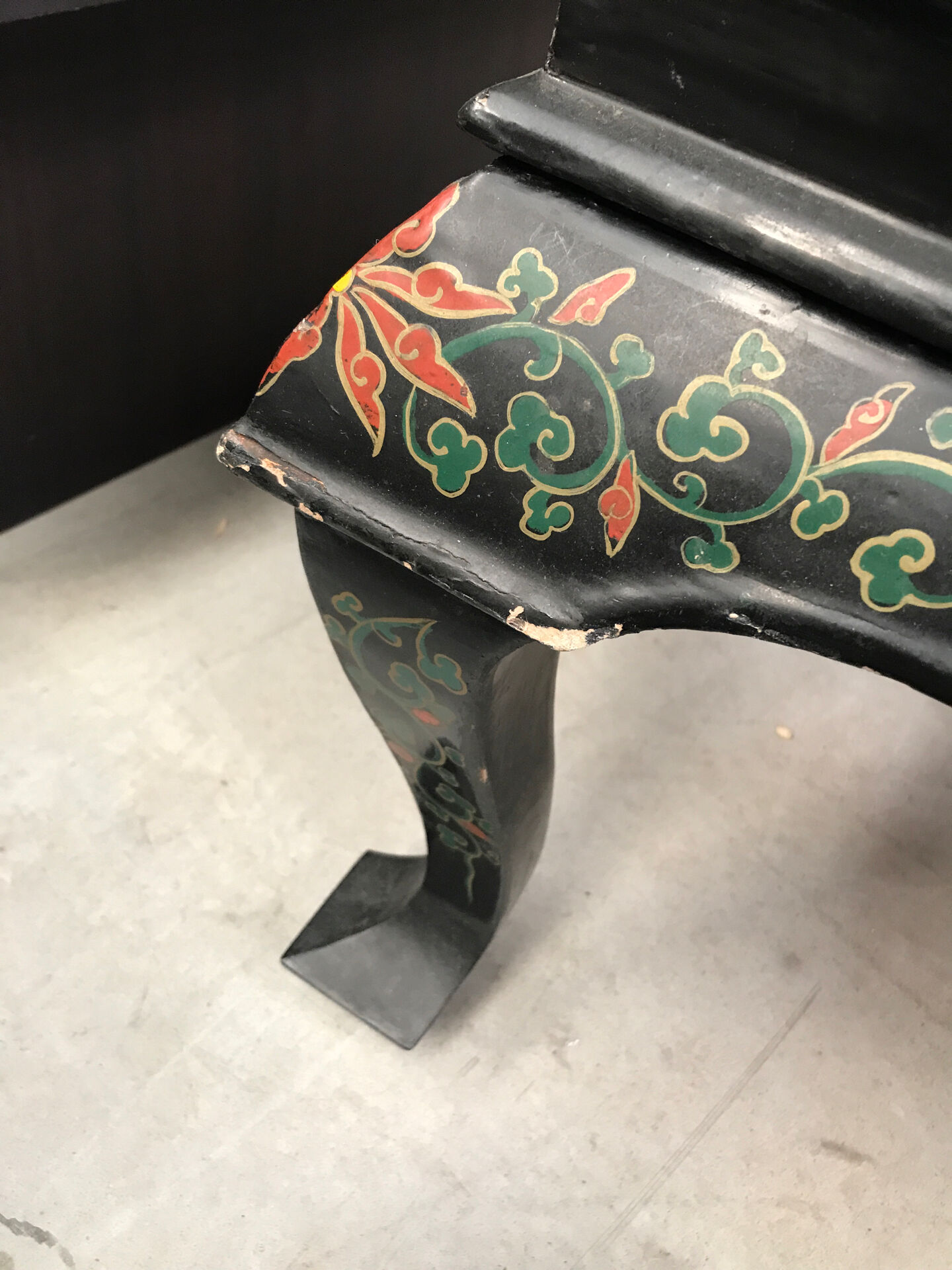 Table basse Chinoise avec sculpture et nacre