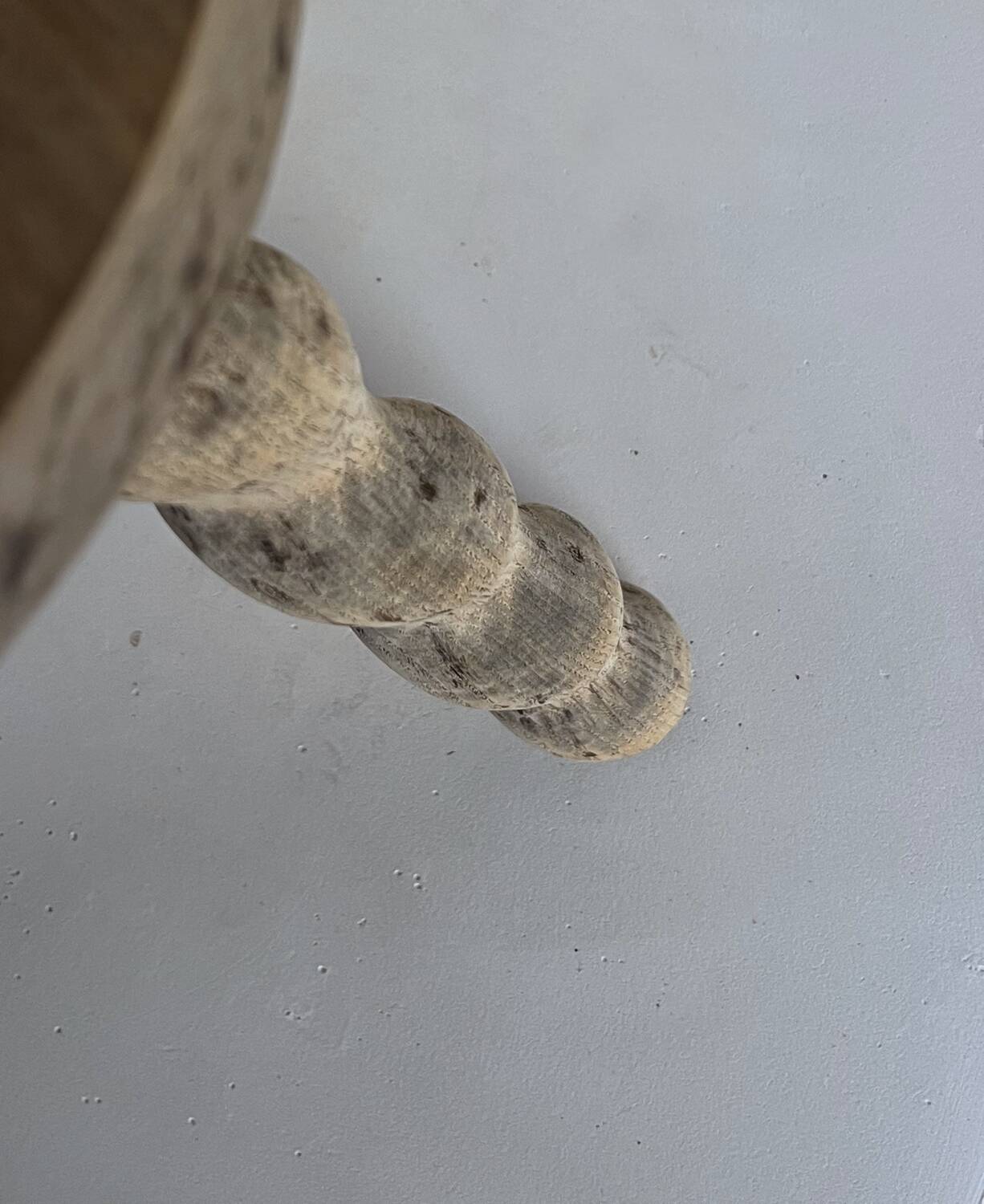 Tabouret ondulé à trois pieds