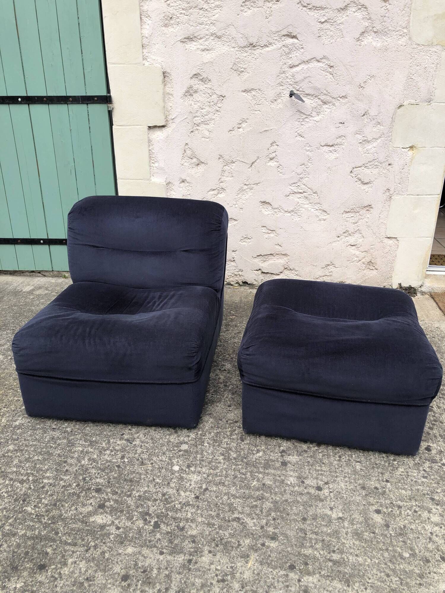 Driver / armchair and ottoman, in midnight blue velvet, 1970/1980