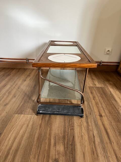 Table basse artisanale et fonctionnelle