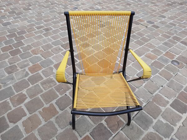 Chaise pliante en scoubidou rouge et structure en métal noir