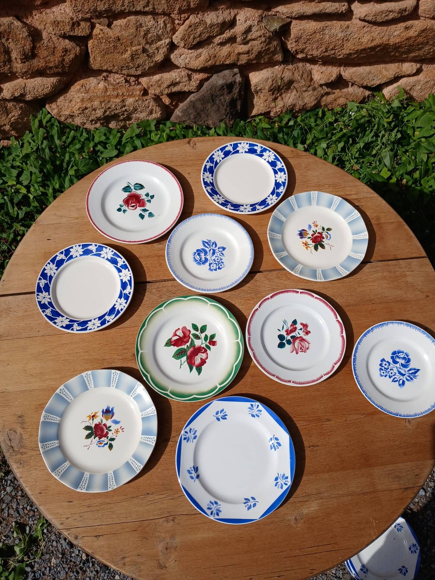10 assiettes à dessert anciennes dépareillées 
