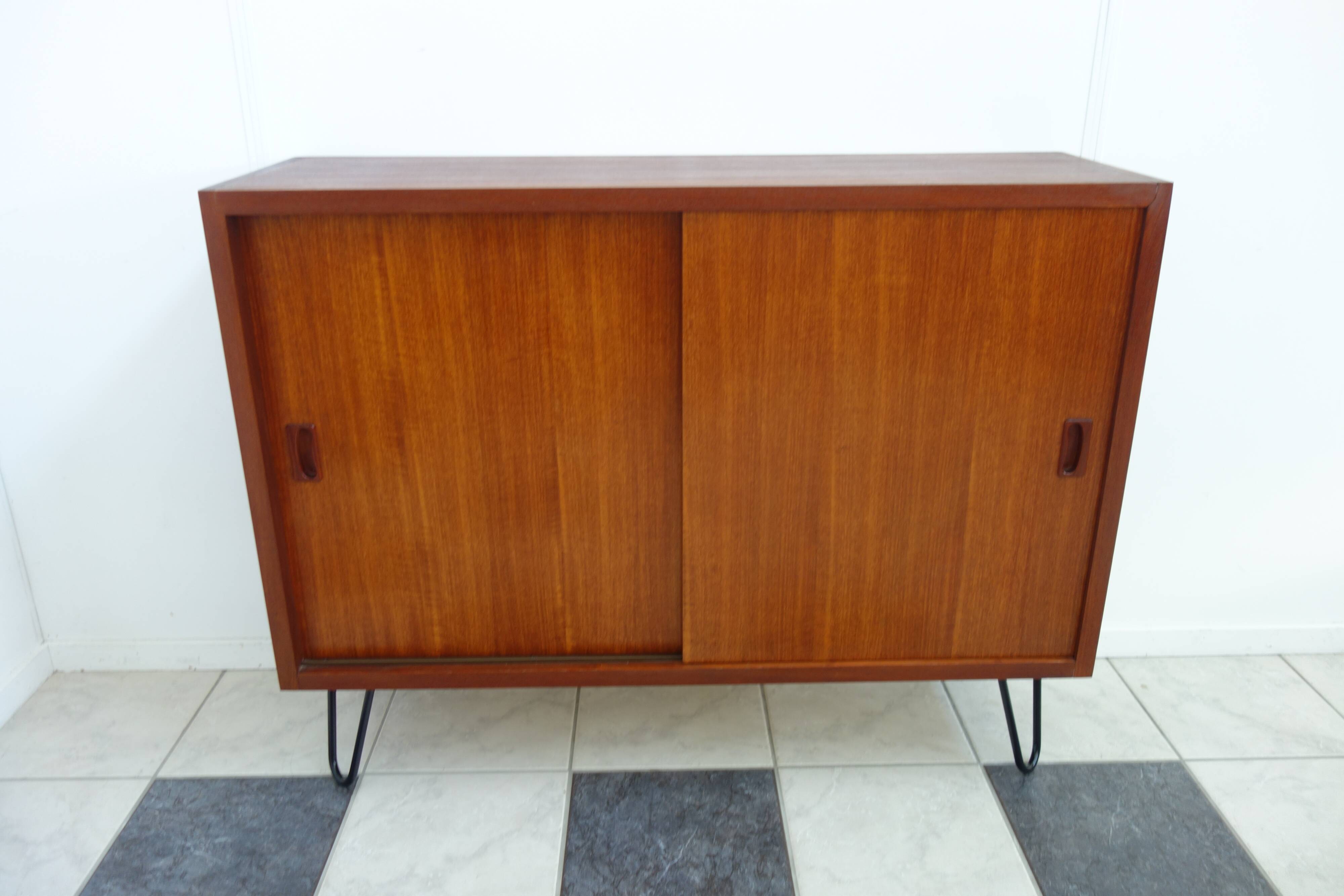 Buffet avec des portes coulissantes