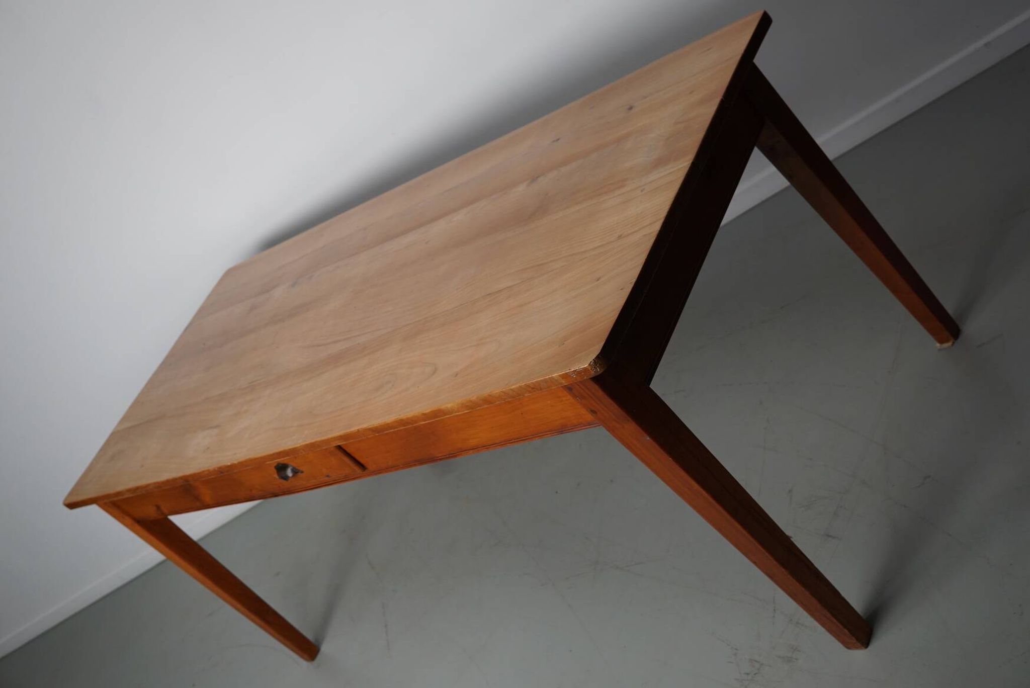 Table à manger rustique française vintage en cerisier du XXe siècle