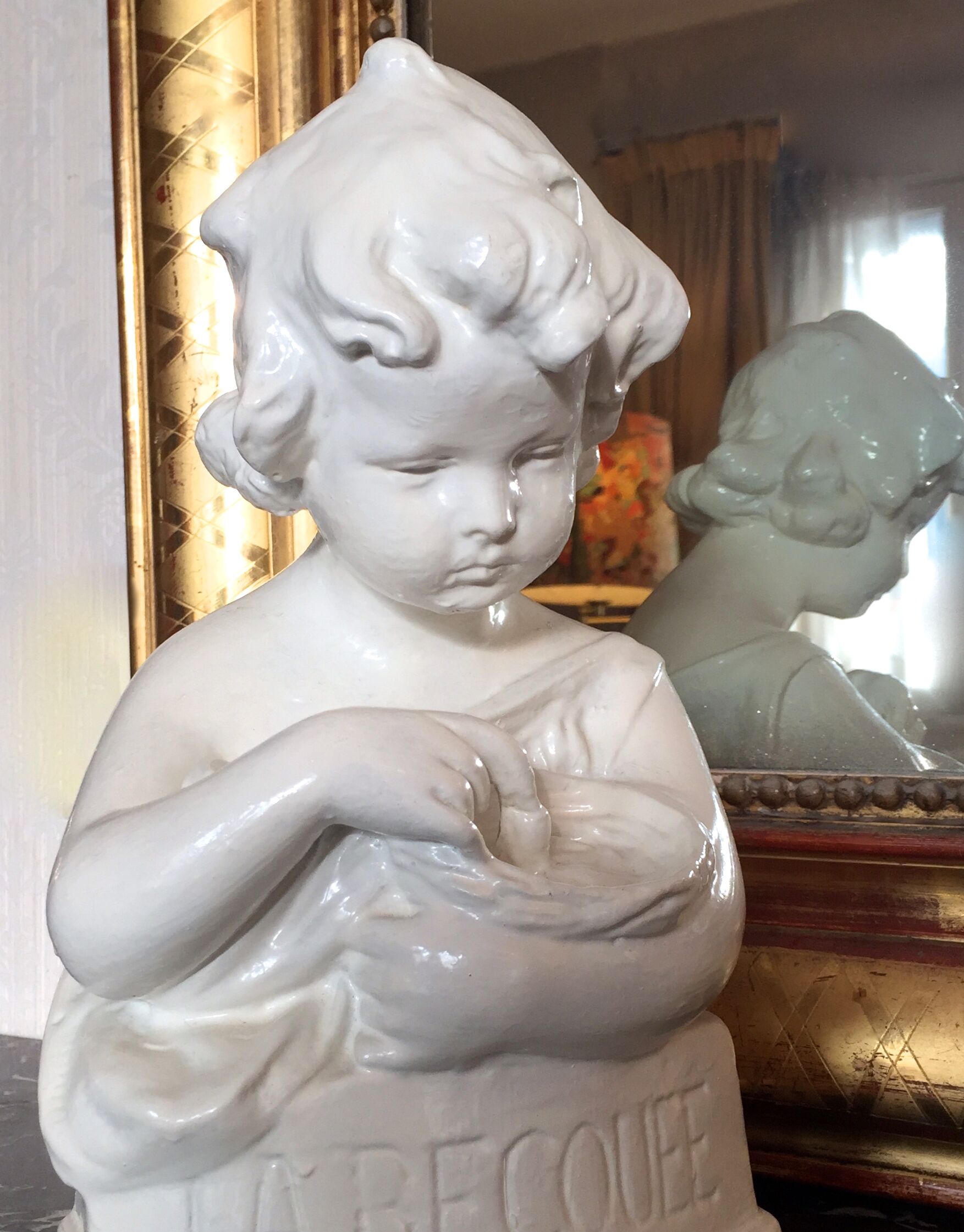 Cherub bust 19th century La Becquée petit enfant et oiseau figurine bébé angelot enamelled white