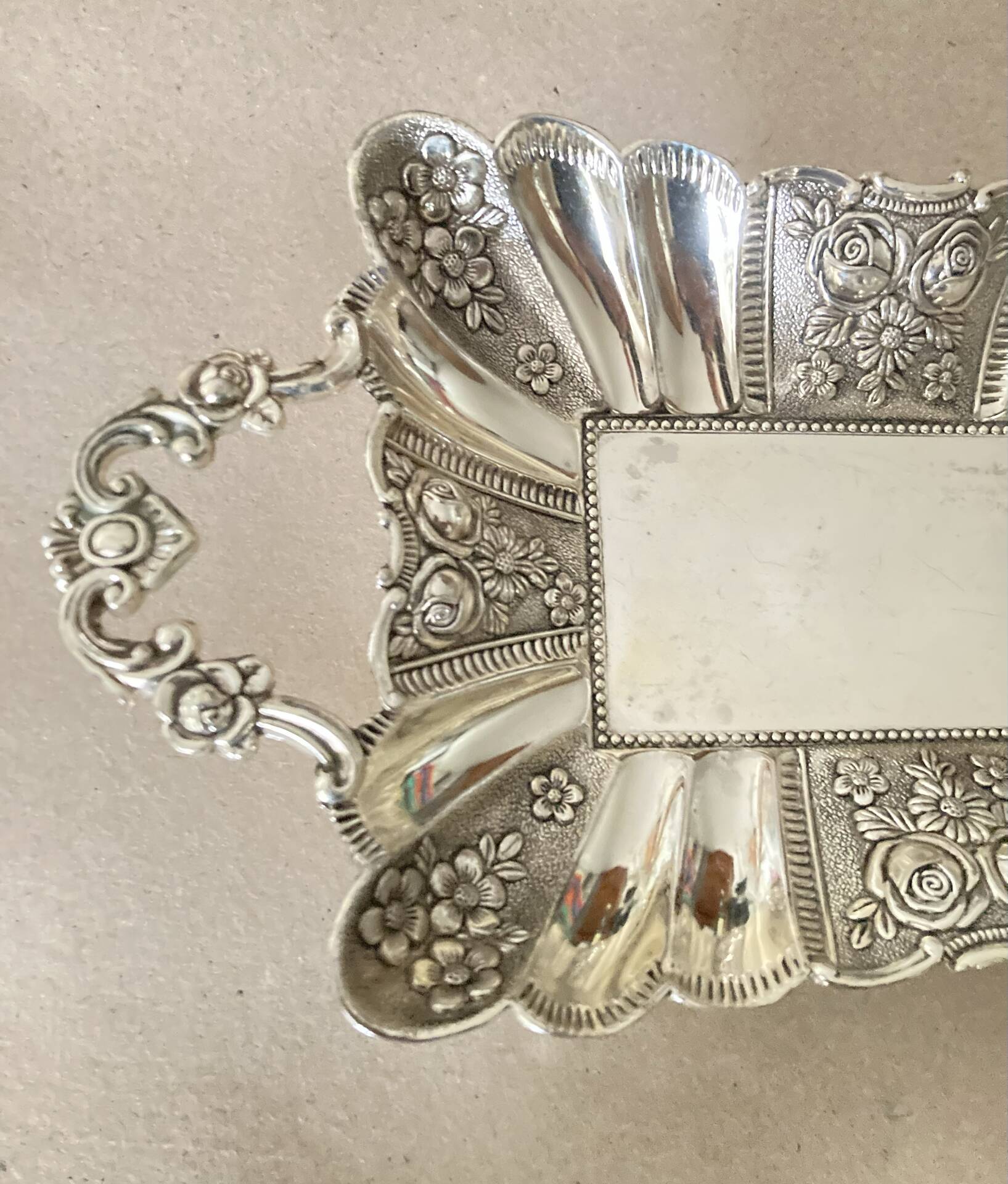 St Louis XV style letter tray, empty pocket, 20th century, in repoussé metal.