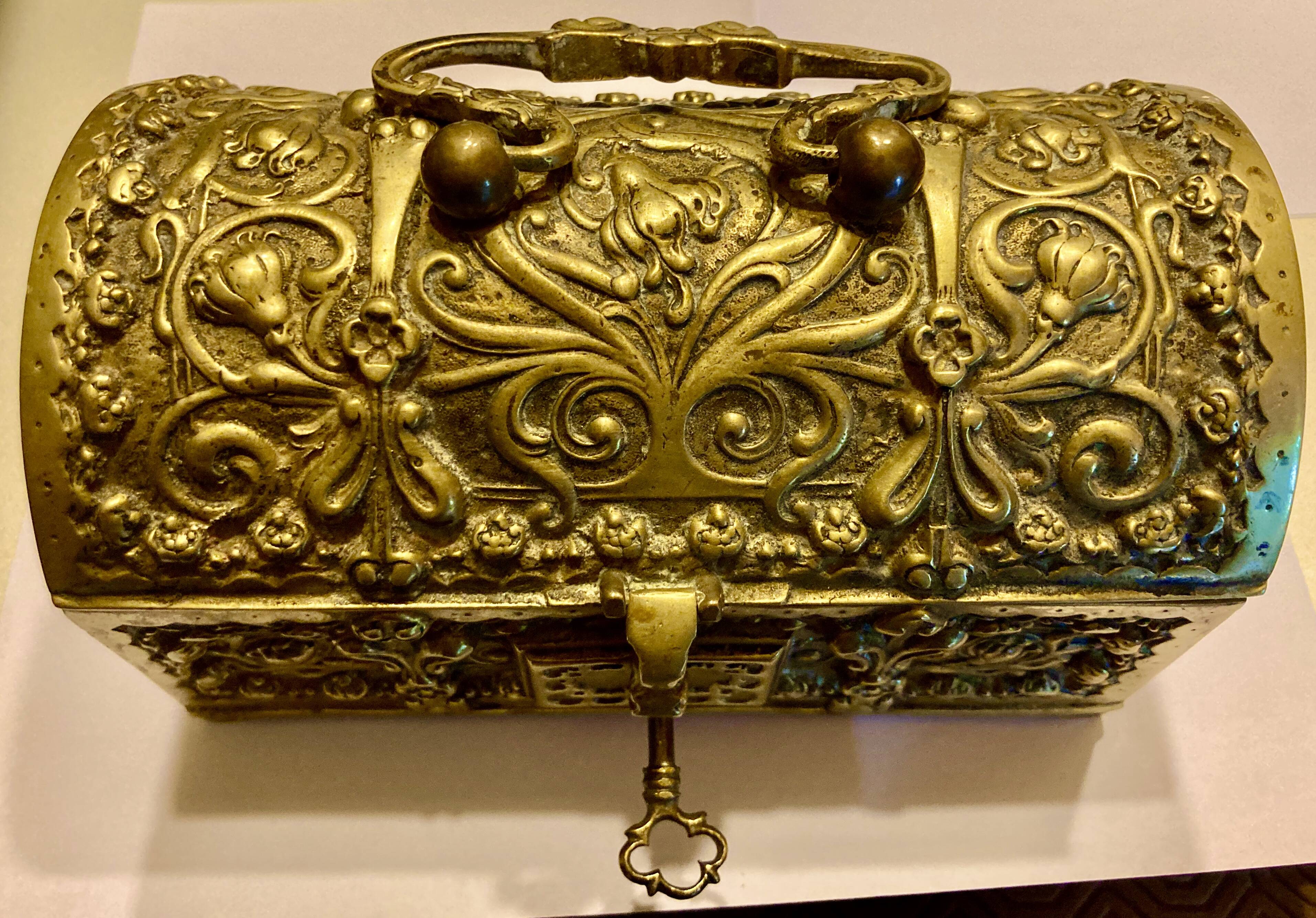 Jewelry chest with its bronze key, Renaissance style, 19th century fleur-de-lis decoration