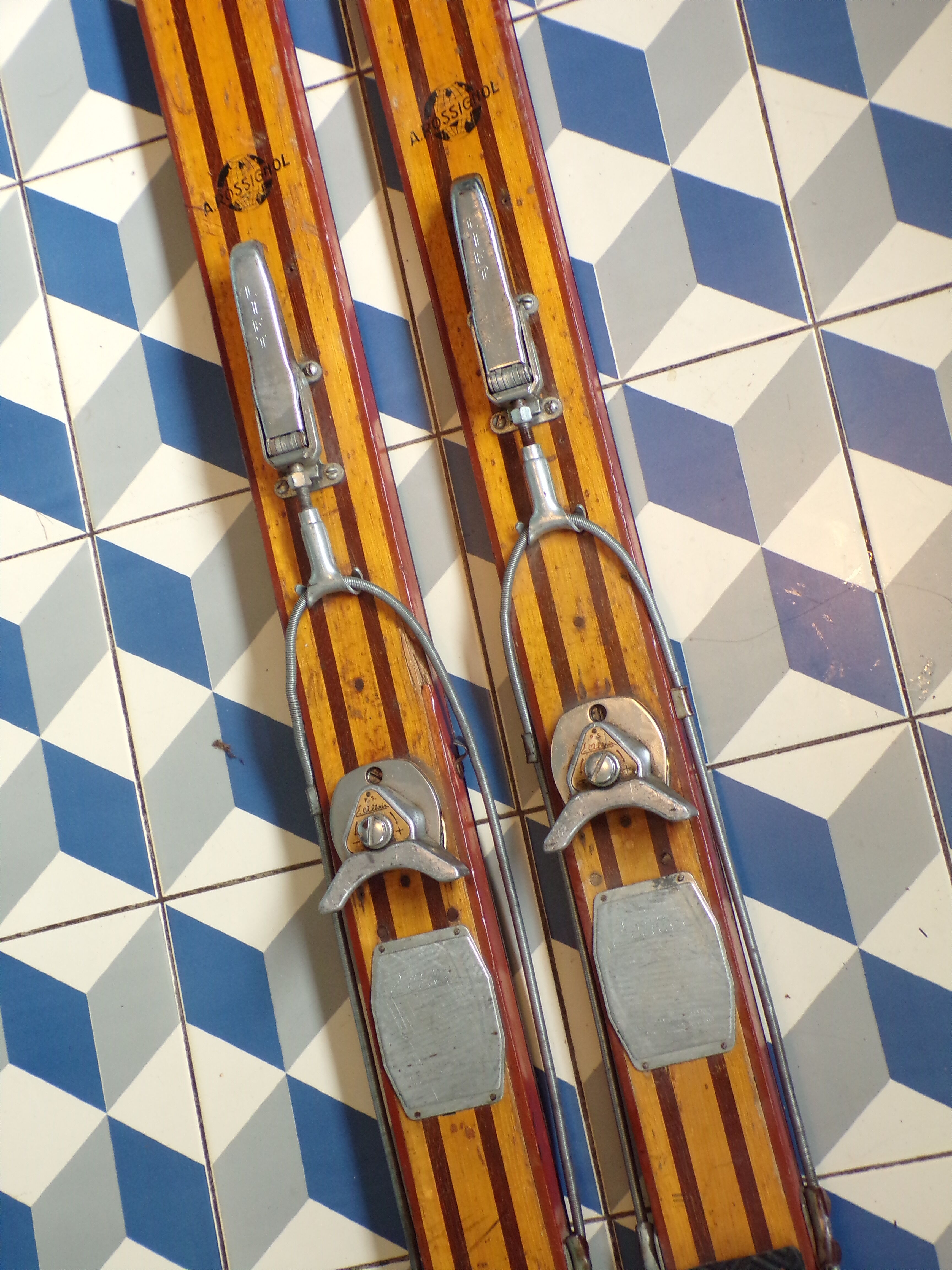 Paire de skis vintage L=210 cm