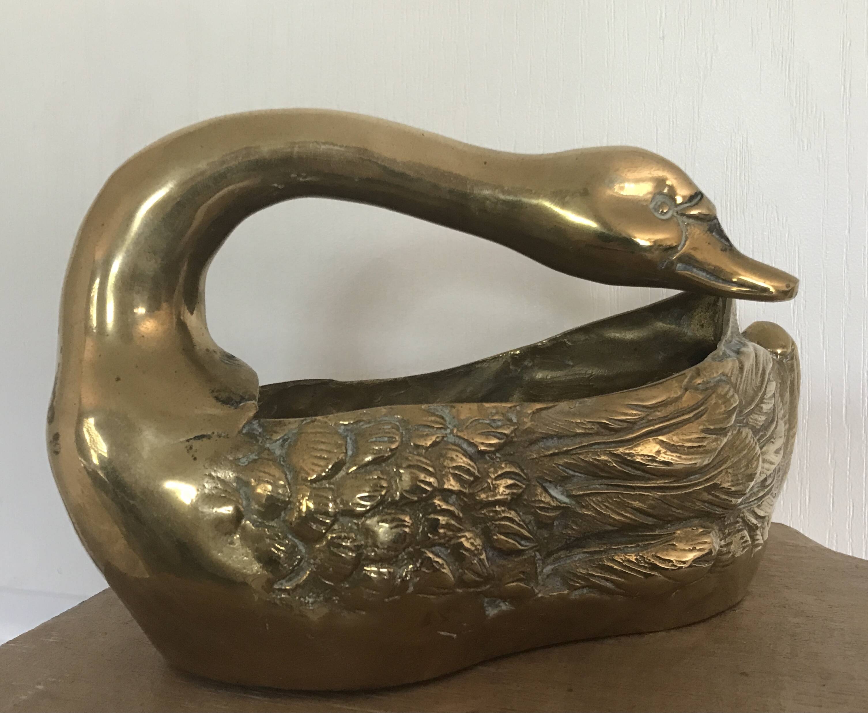 Vintage swan pocket emptier cachepot in gilded brass