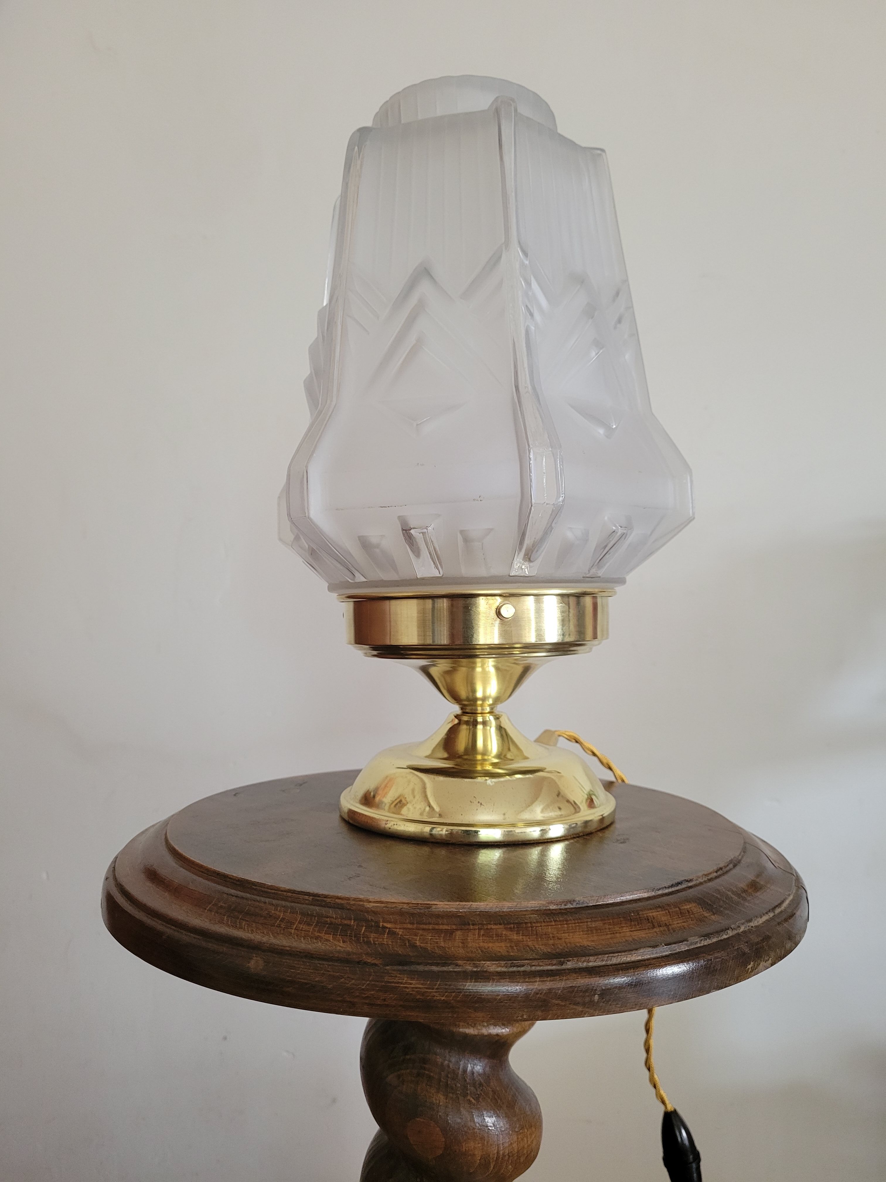 Lamp to pose with Art Deco globe