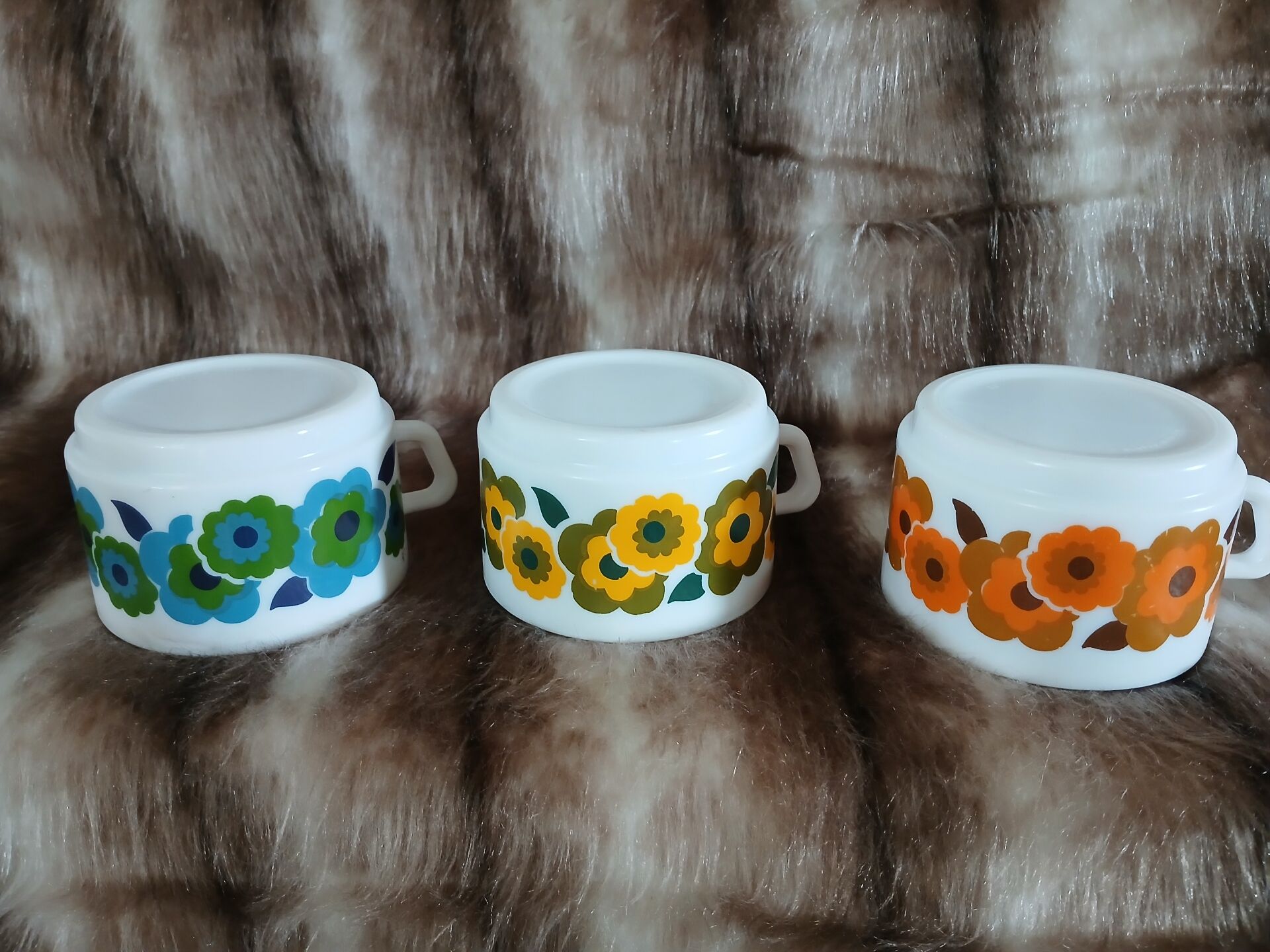 5 vintage cups in Arcopal/Lotus