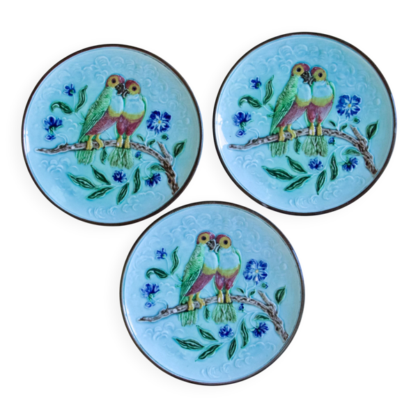 Rare trio d'assiettes en barbotine perruches