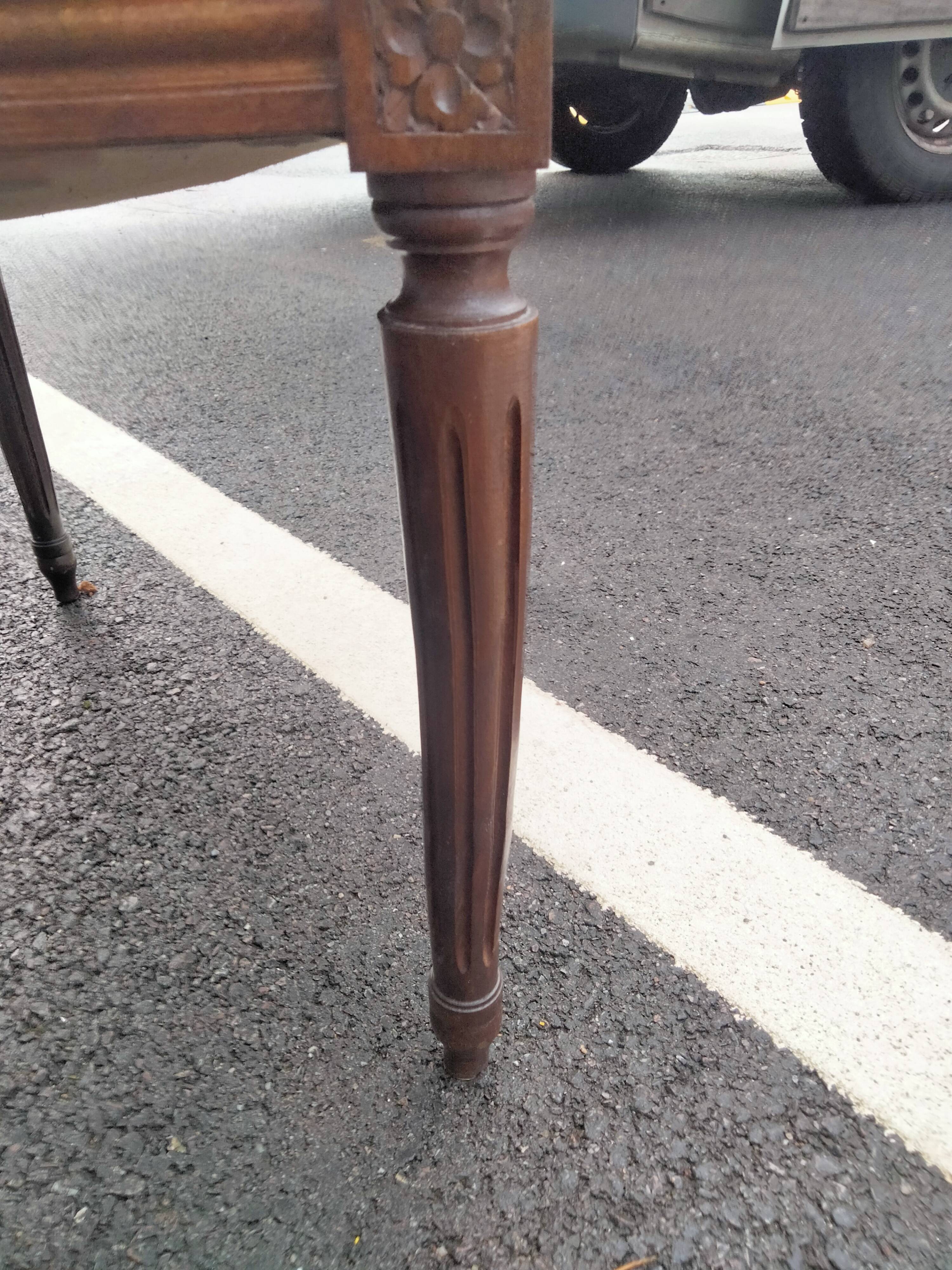 Tabouret repose pied ancien style Louis XVI dessus cuir