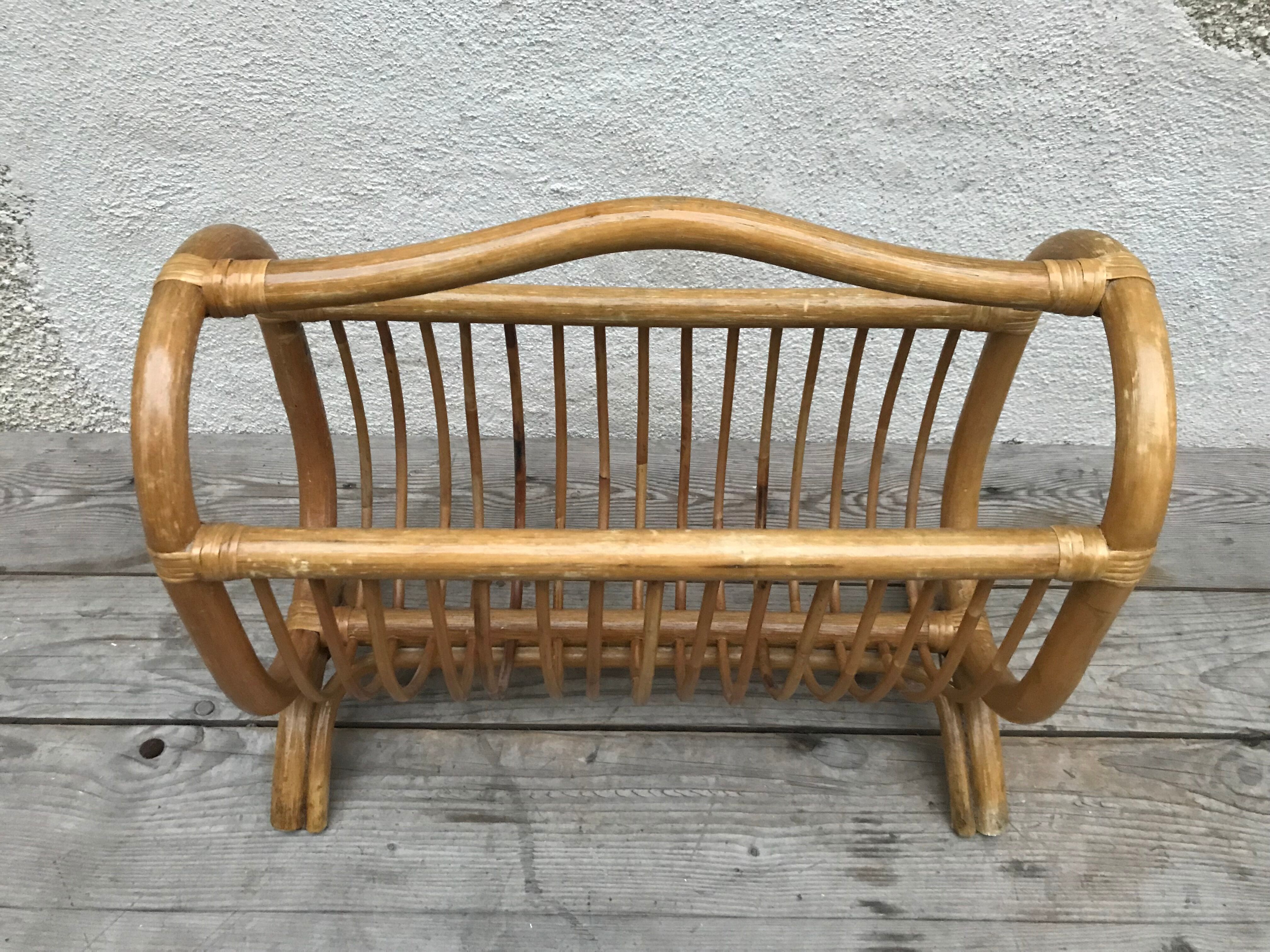 Magazine rack in braided rattan of the 60s