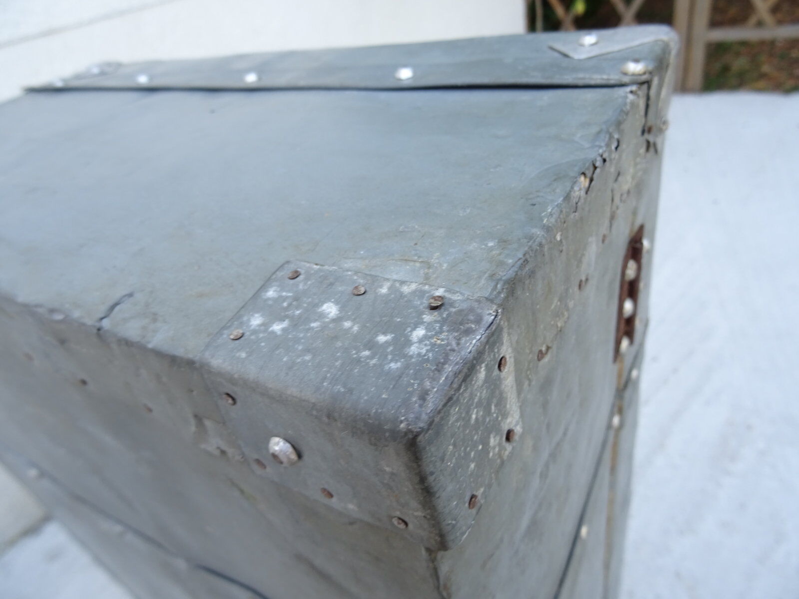Zinc-covered trunk