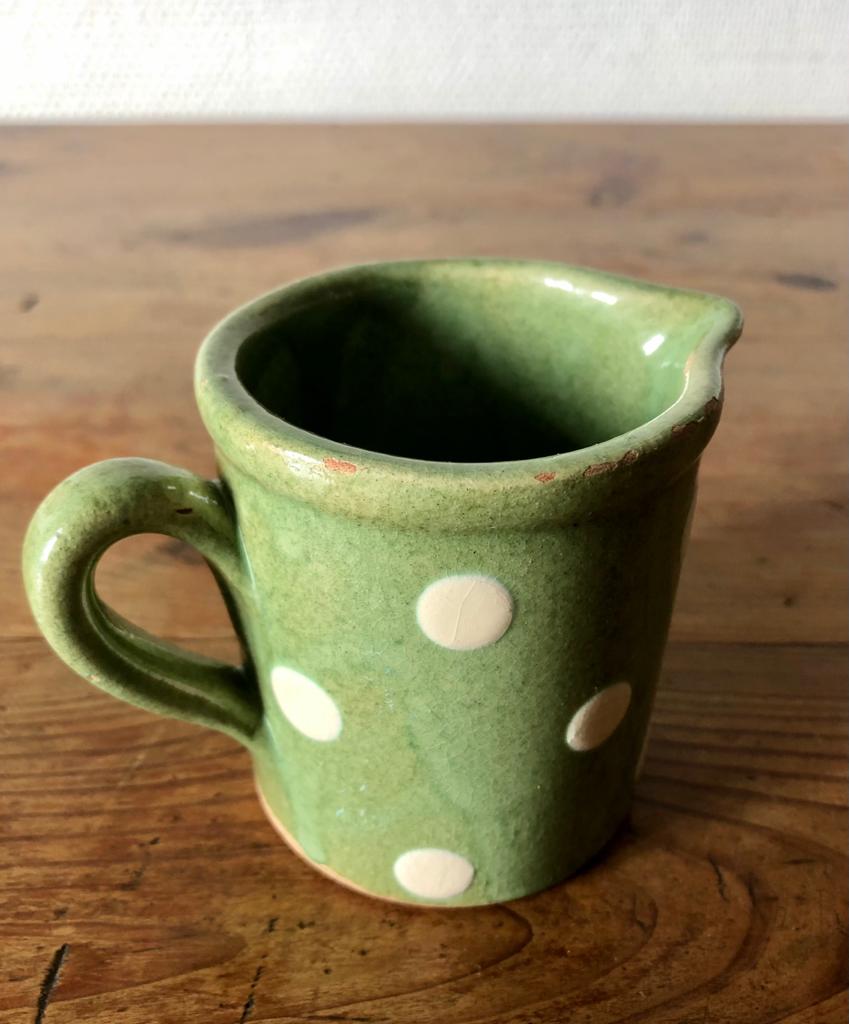 Pichet ancien en faïence savoyarde couleur vert clair à petit pois crème